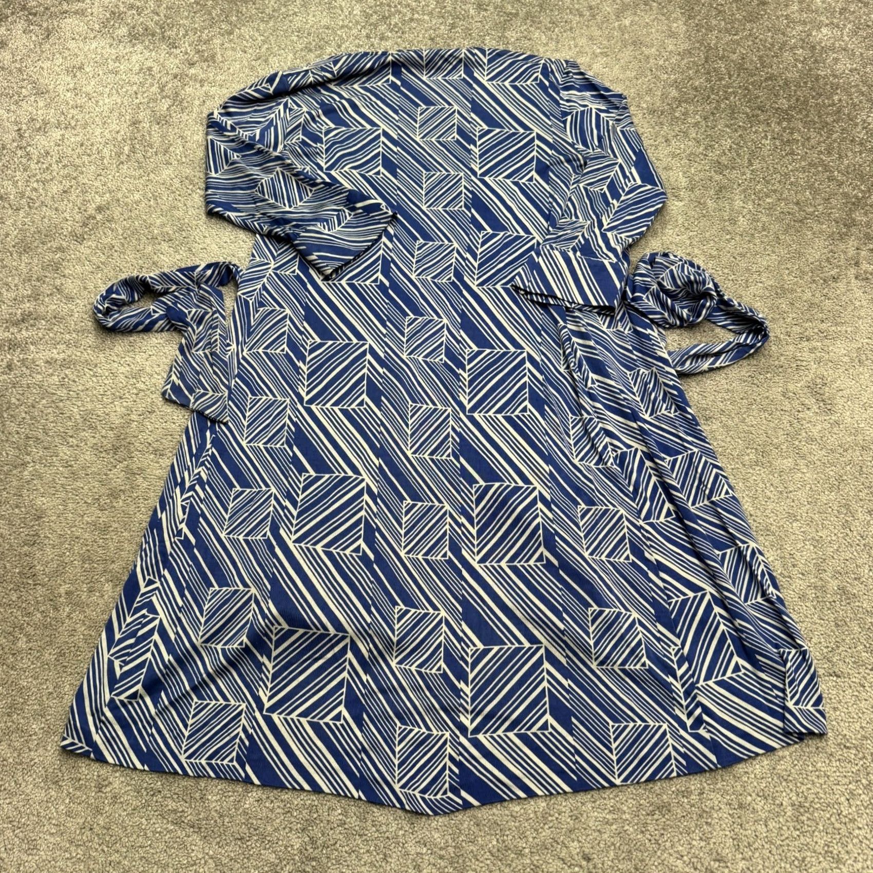 Diane von Furstenberg Diane von Furstenberg Silk Midi Wrapped Dress Womens 4 Blue White Geometric Dress Satin Silk Midi Wrap Geometric Blue Women Size S / US 4 / IT 40 - 2 Thumbnail