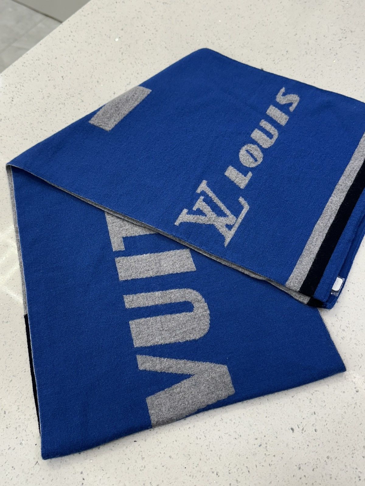 Louis Vuitton Louis Vuitton Blue Grey Scarf Reversible Size ONE SIZE - 2 Thumbnail