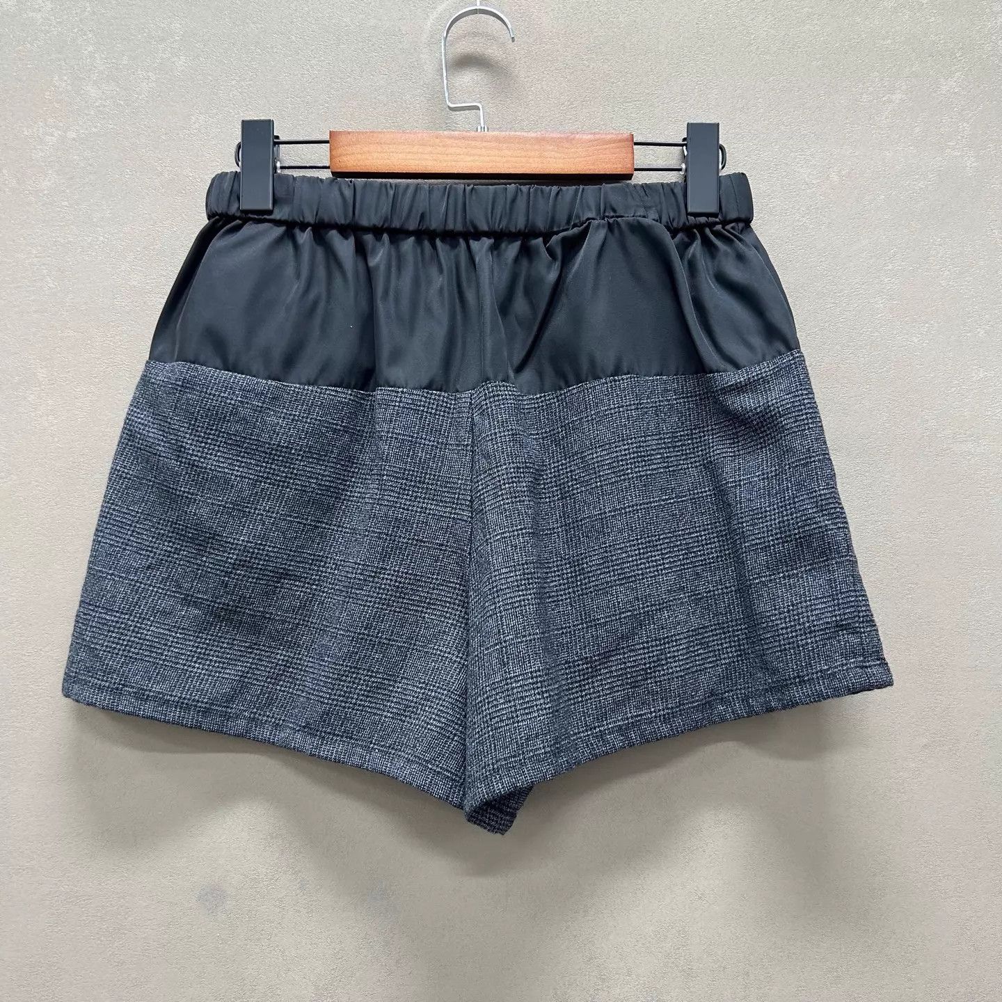 Prada Prada Wool Check Pocket Triangular Logo Short 99 New Size 40 Size 27" / US 4 / IT 40 - 1 Thumbnail