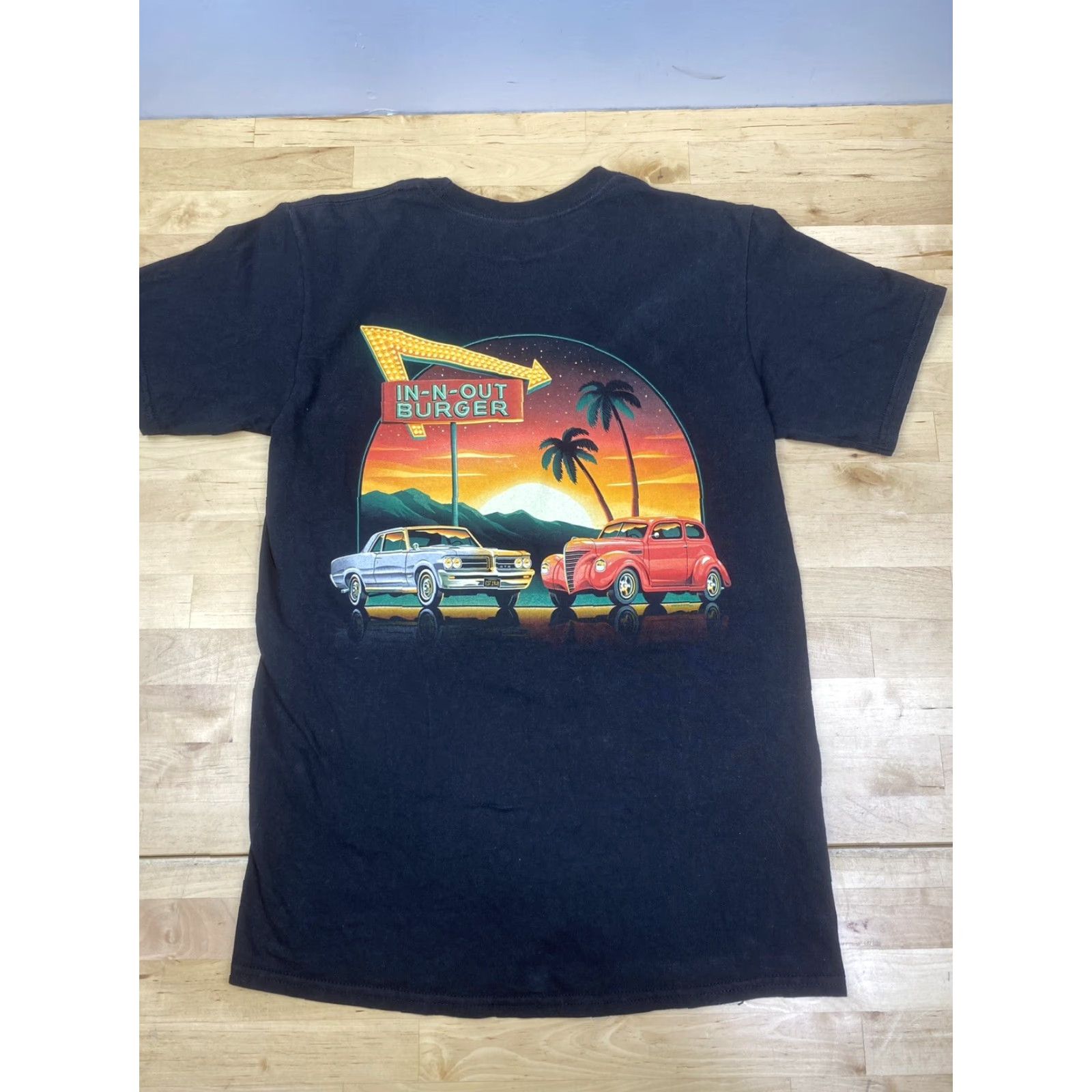 Logo 7 In N Out Graphic T Shirt Mens S Black Classic Cars Logo #8267 Size US S / EU 44-46 / 1 - 2 Thumbnail