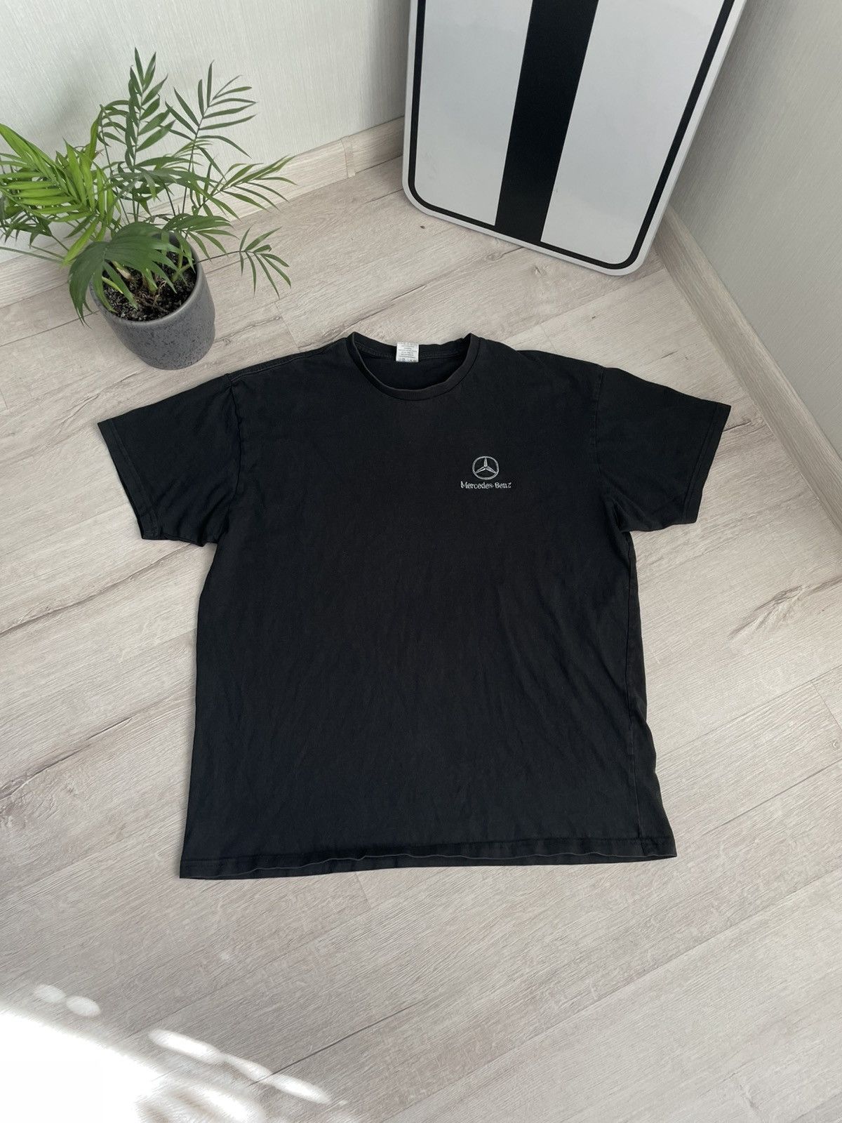 Mercedes-Benz Vintage 90s Mercedes Benz Small Logo Faded T-shirt Race F1 Size US L / EU 52-54 / 3 - 1 Thumbnail