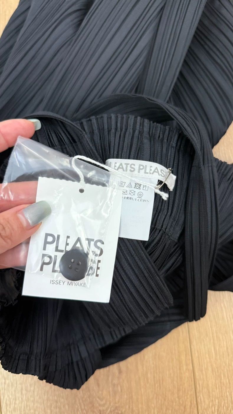 Issey Miyake size:3 Black pleated halter skirt