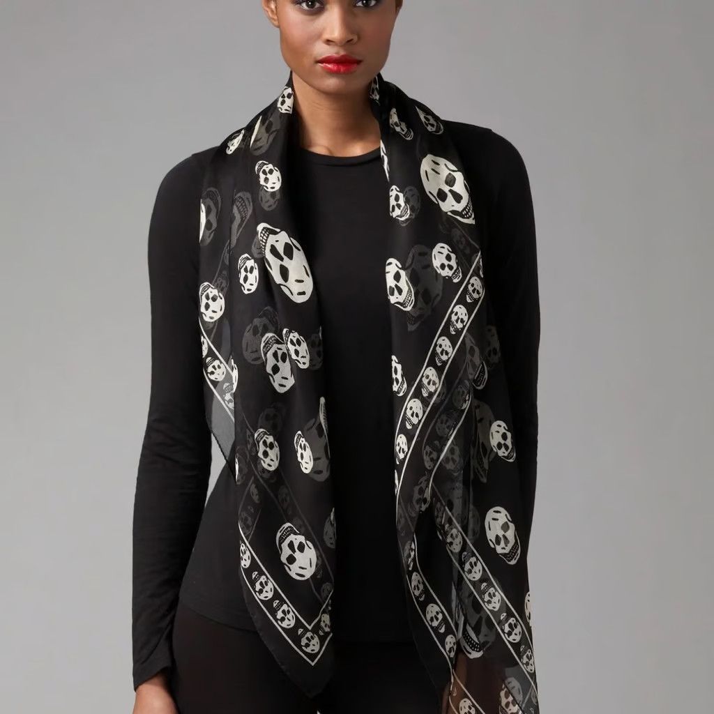 Alexander McQueen o1y0325 Size: OS / Scarve in White & Black Size ONE SIZE - 1 Thumbnail