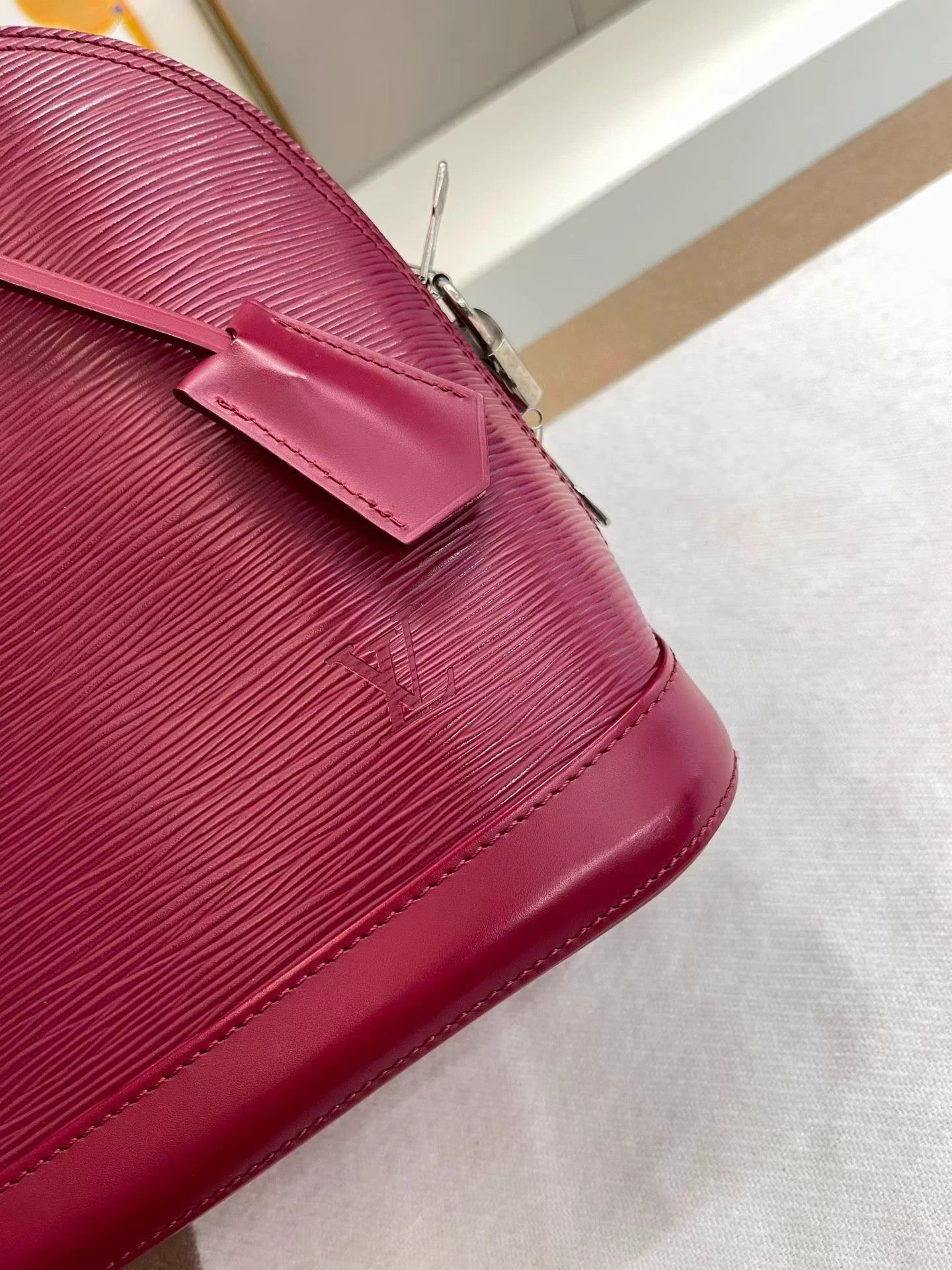 Louis Vuitton LV Water Wave Medium Shell Bag 2012 Mint w/ lock & key Size ONE SIZE - 8 Thumbnail