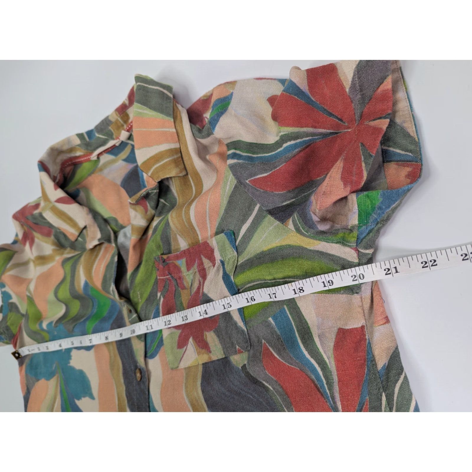Soft Surroundings Soft Surroundings Hawaiian Button-Up Shirt Women PM Floral Short Sleeve Multicolor Tropical V-Neck Button-Front Petite Shirts Womens Size M / US 6-8 / IT 42-44 - 4 Thumbnail