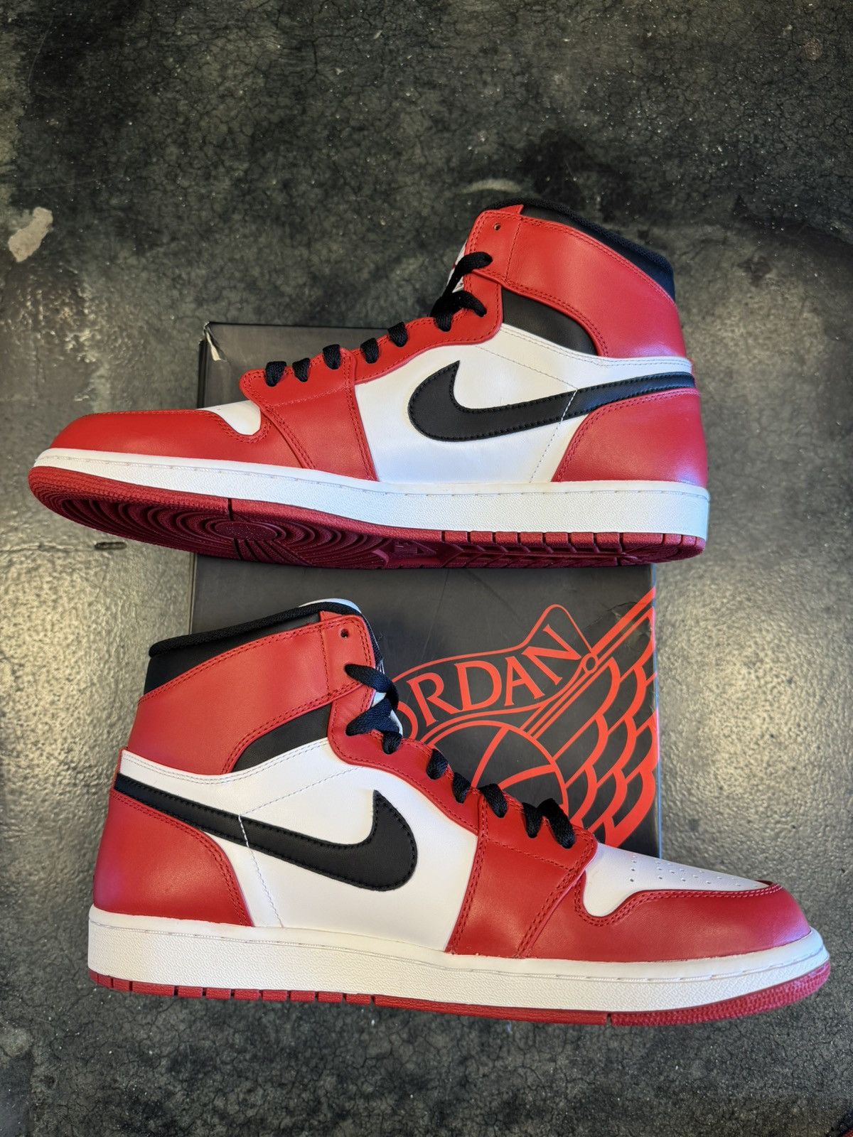 Jordan Brand Jordan 1 High Chicago (2013) Size US 13 / EU 46 - 2 Thumbnail
