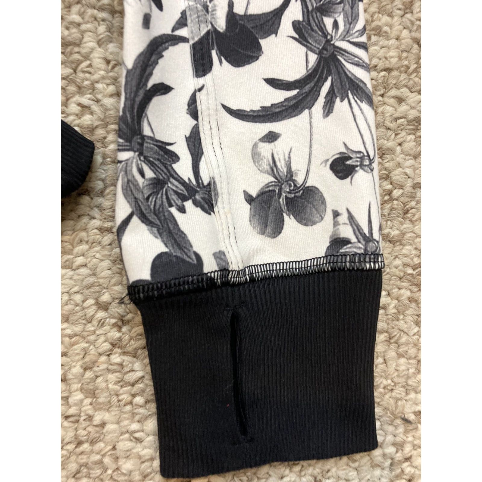 Lululemon Lululemon Nice Asana Jacket Women Sz 4 Brisk Bloom Floral Full Zip Black White Size S / US 4 / IT 40 - 3 Thumbnail