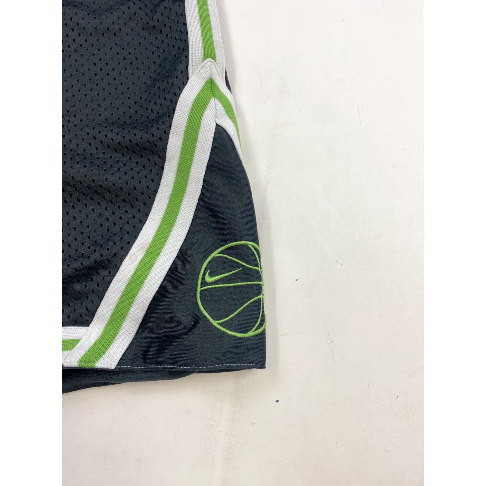 Nike Nike Reversible Basketball Shorts Mens Small Black Green Size US 29 - 3 Thumbnail