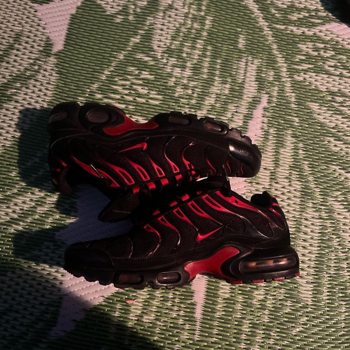 Nike Nike Air Max Plus “Black / University Red Gradient” Size US 8 / EU 41 - 2 Thumbnail