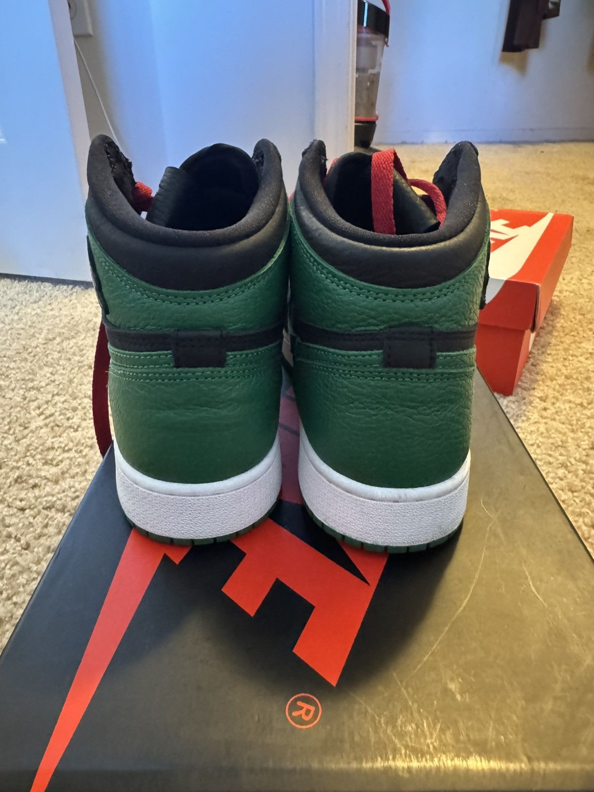 Jordan Brand Jordan 1 Retro High Pine Green Black (GS) Size US 6.5 / EU 39-40 - 4 Thumbnail