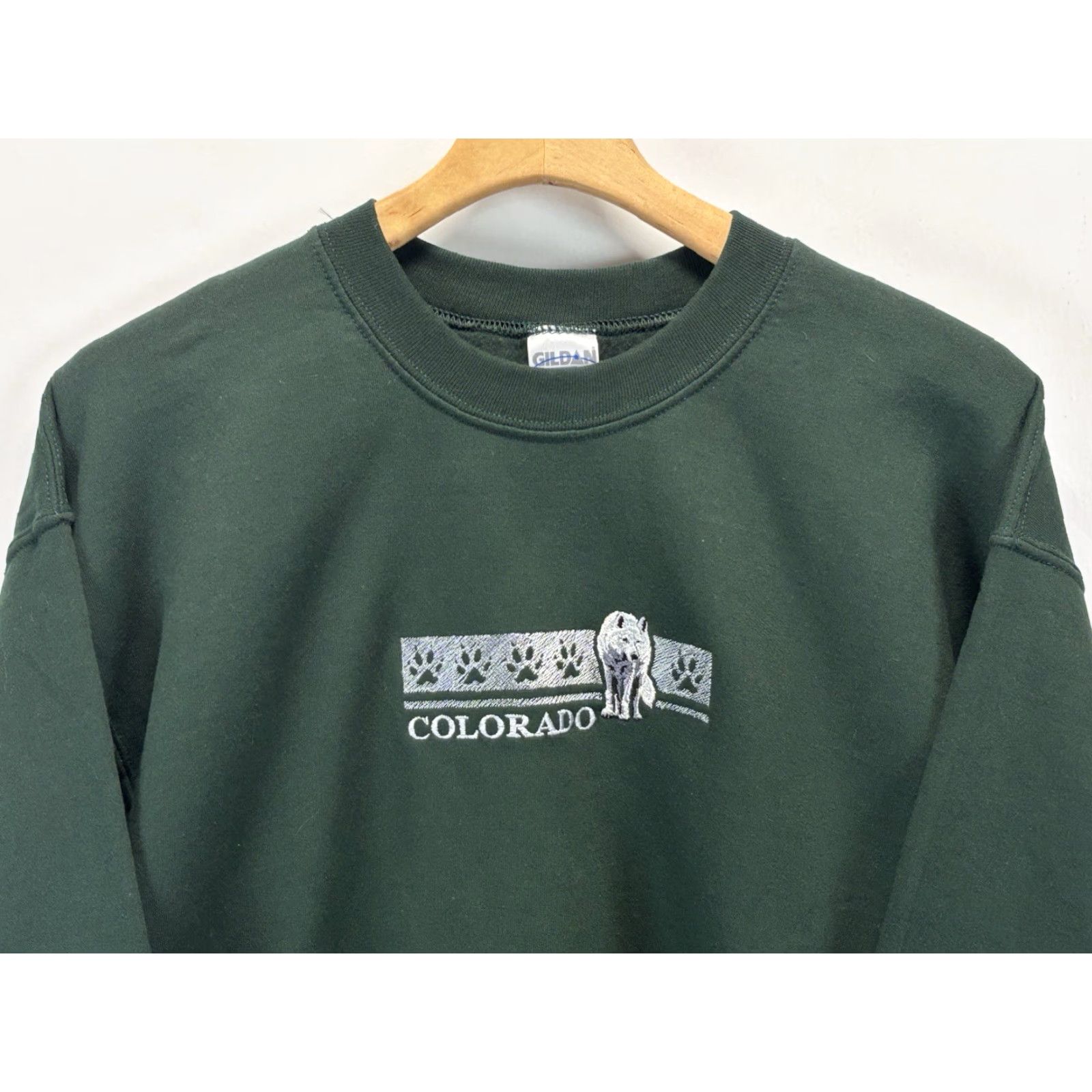Gildan Vintage Gildan Sweatshirt Men’s Large Green Wolf Embroidered Crew Neck Nature 90s Size US L / EU 52-54 / 3 - 2 Thumbnail