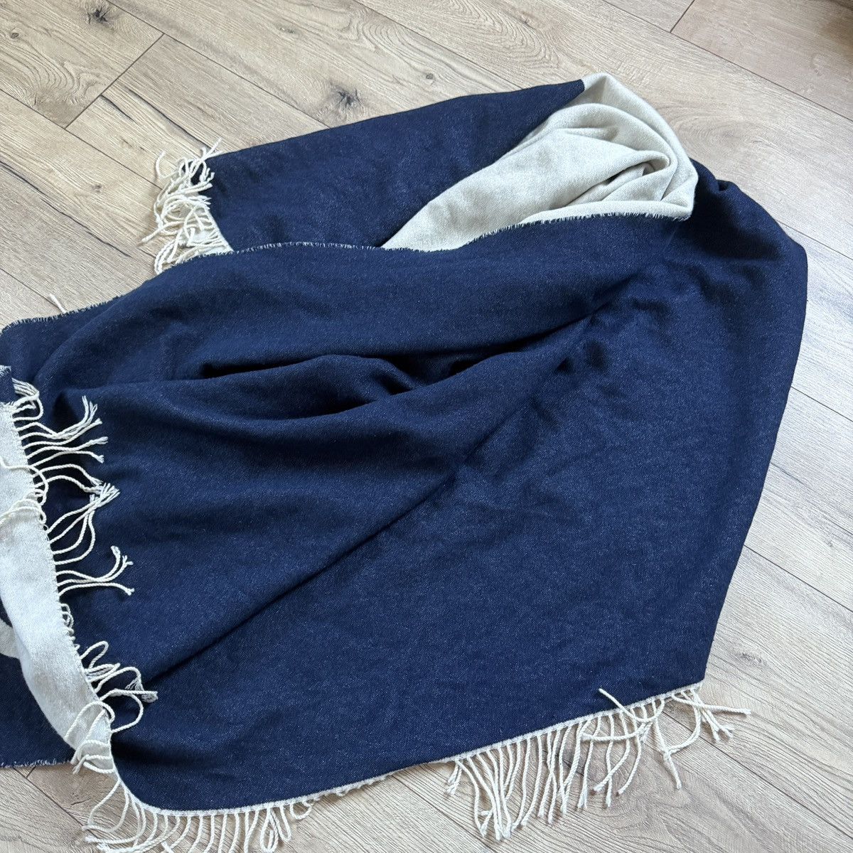 Chanel CHANEL SHAWL Wool/Cashmere 100% Authentic Large Scarf Size ONE SIZE - 8 Thumbnail