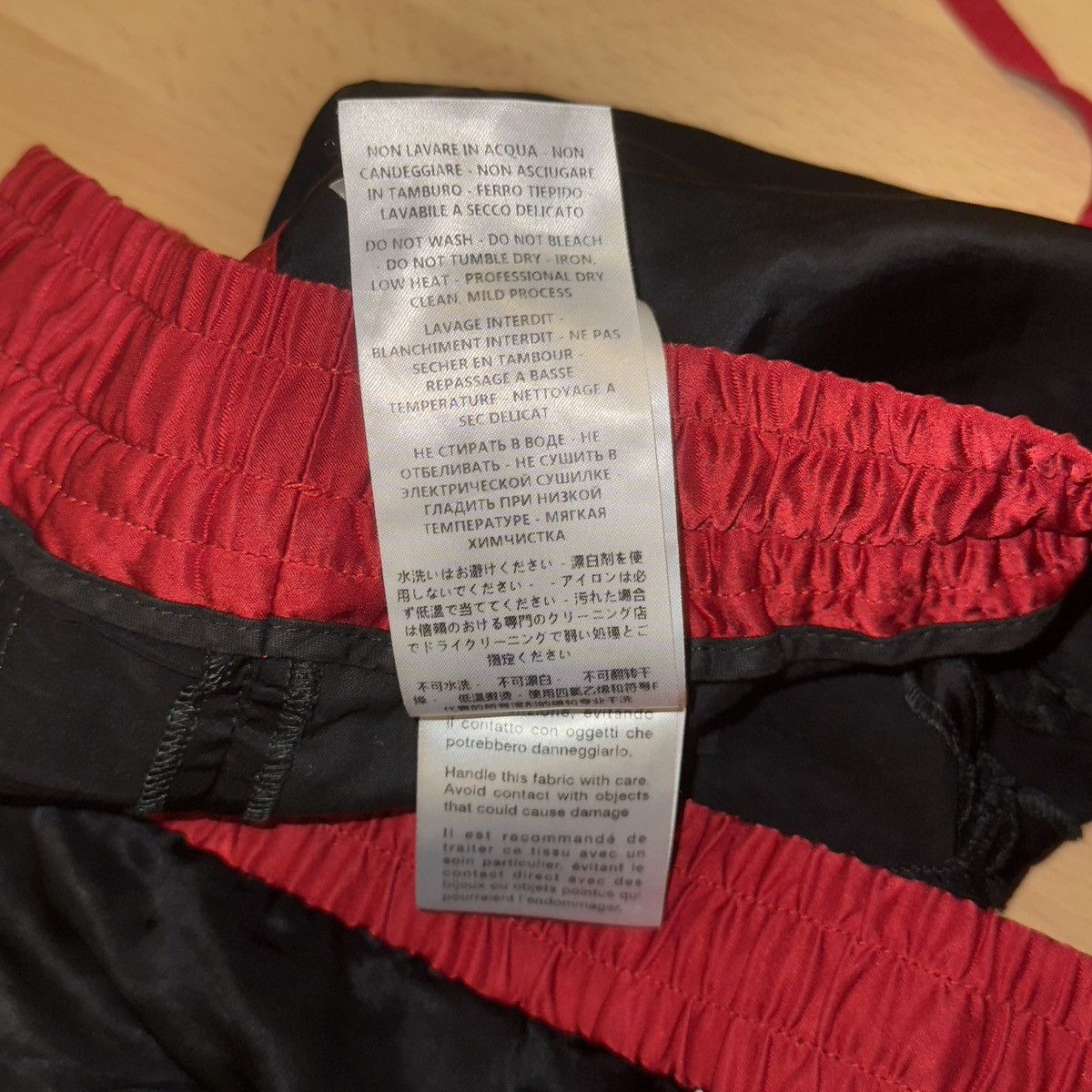 Gucci Gucci Logo Tape Satin Shorts Black/Red Size US 31 - 9 Thumbnail