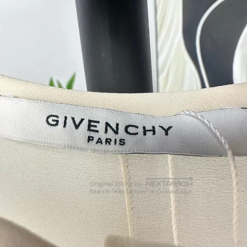 Givenchy Givenchy Silk Pearl Buttoned Top Size XS / US 0-2 / IT 36-38 - 3 Thumbnail
