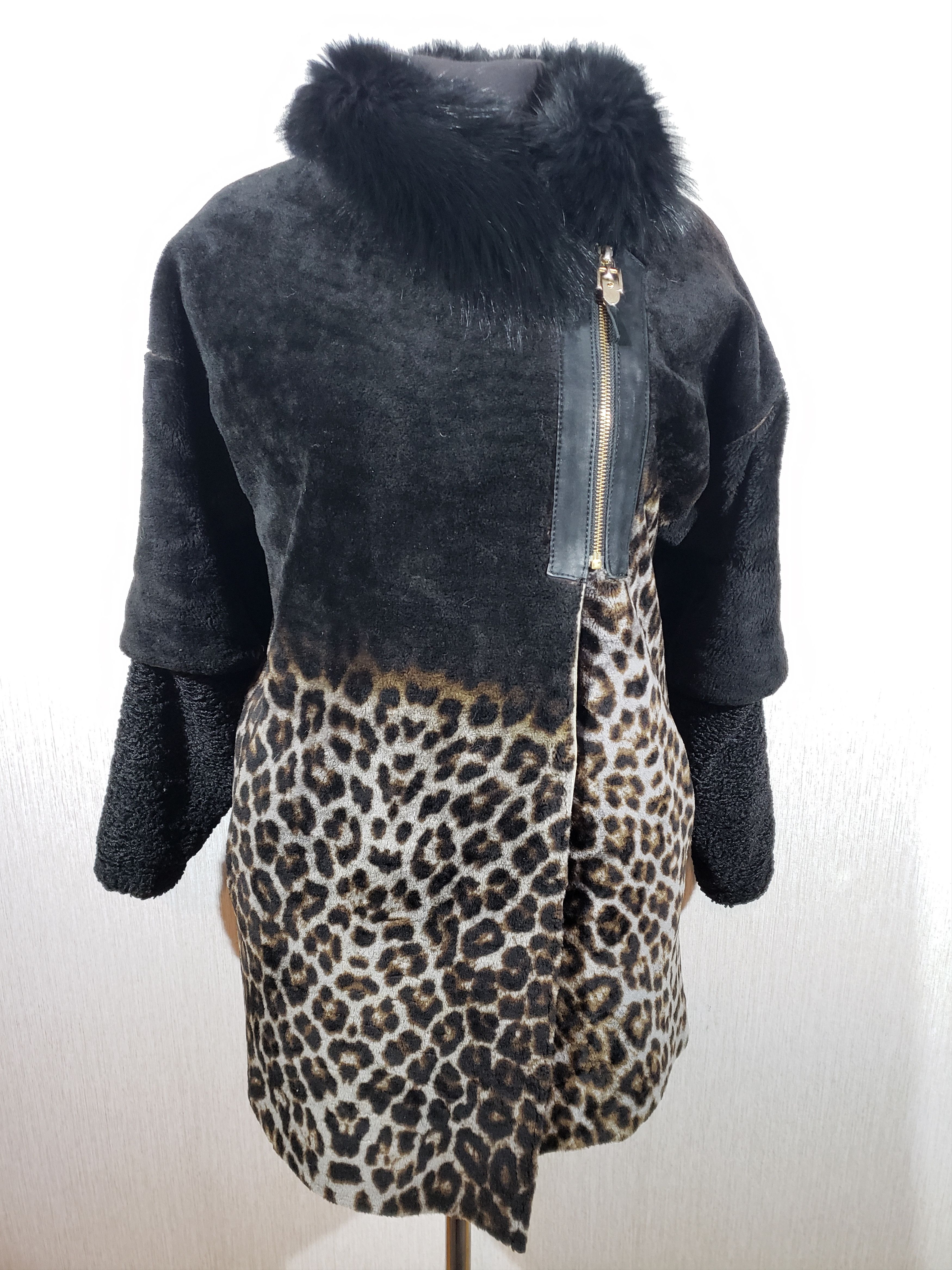 image of Italian Designers x Sheepskin Coat Warm Women's Black Coat Made Of Genuine Sheep Fur (Size Medium)