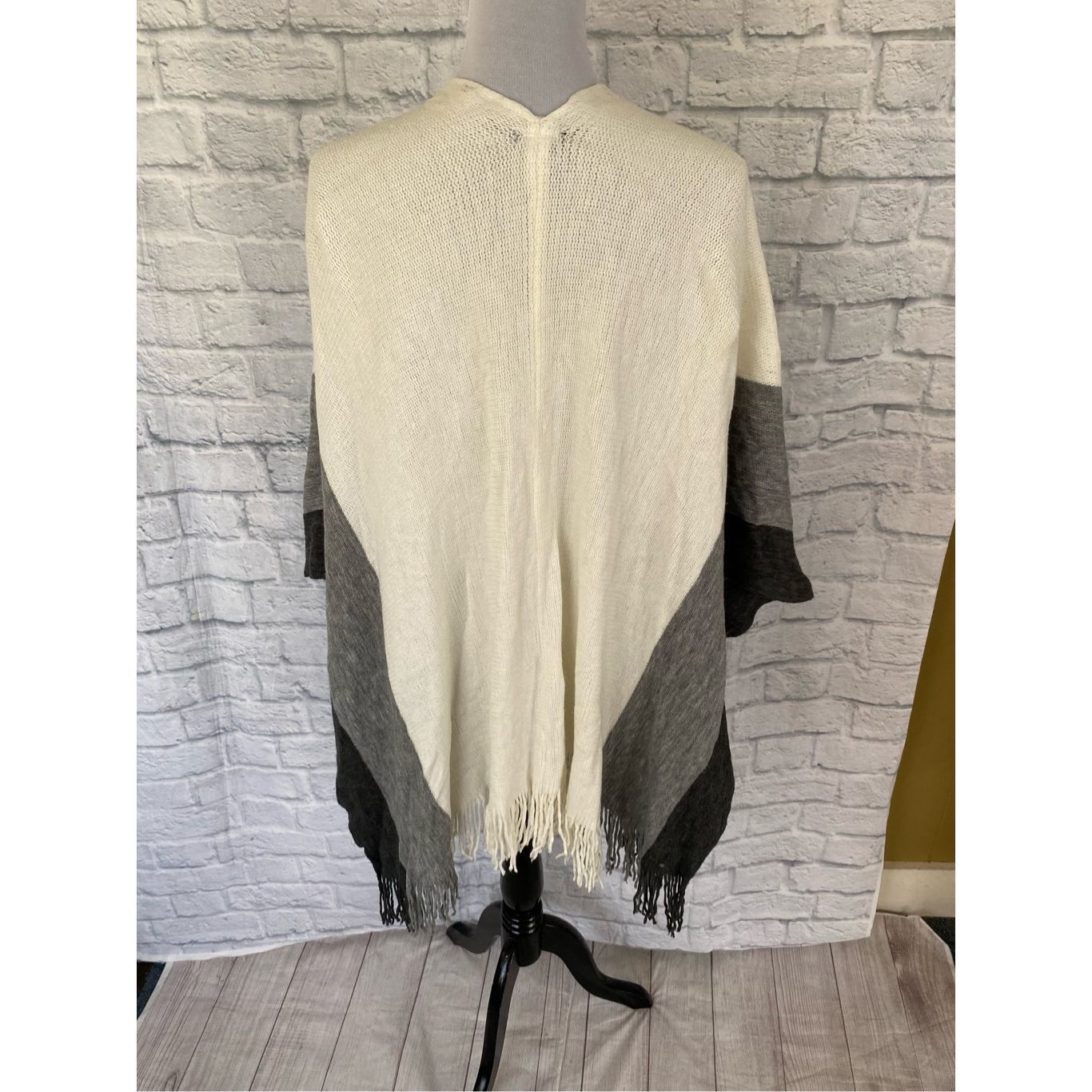 Apt. 9 Apt 9 women OS sweater wrap with front pockets & fringe hem Size S / US 4 / IT 40 - 5 Thumbnail