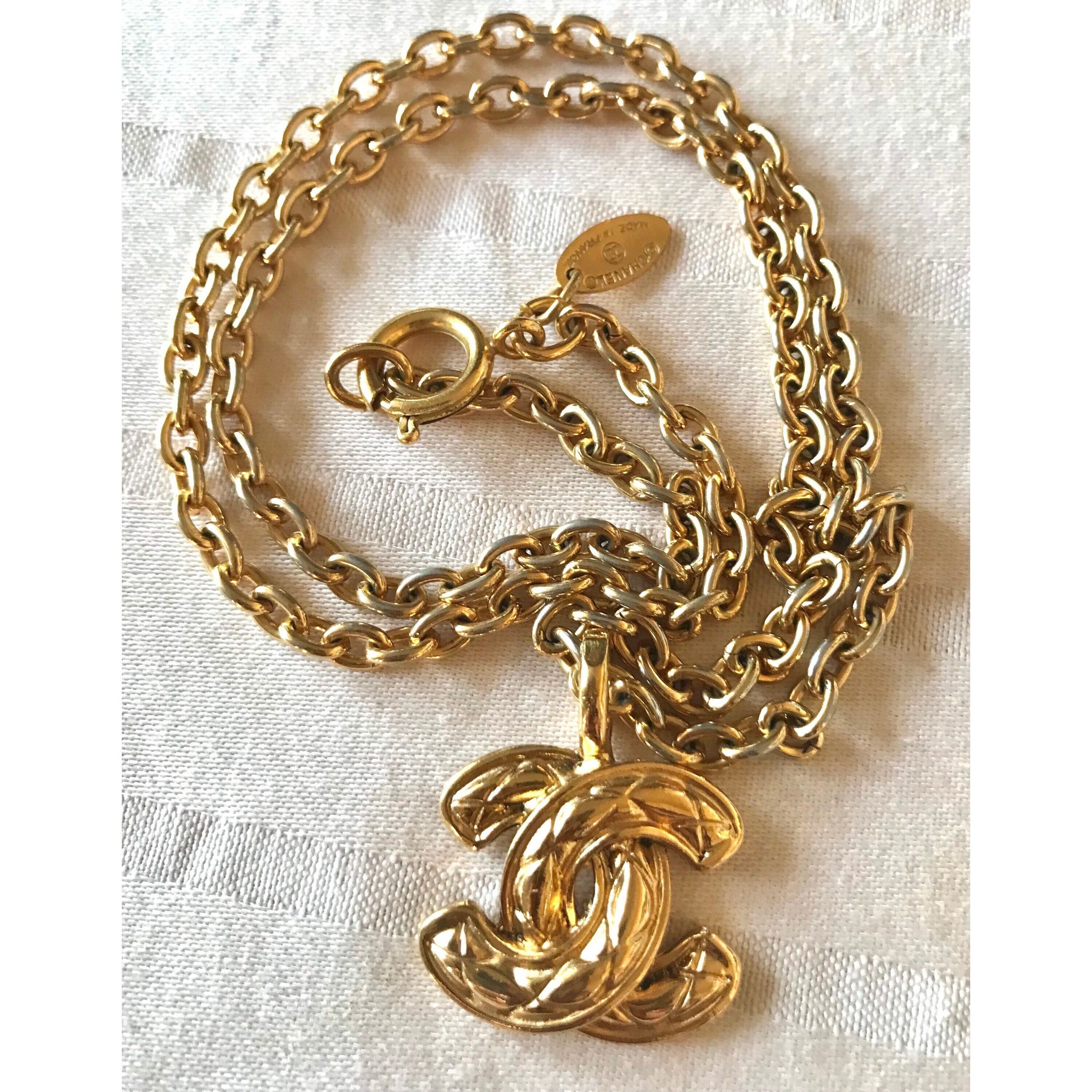 Vintage CHANEL classic chain necklace with mini matelasse CC