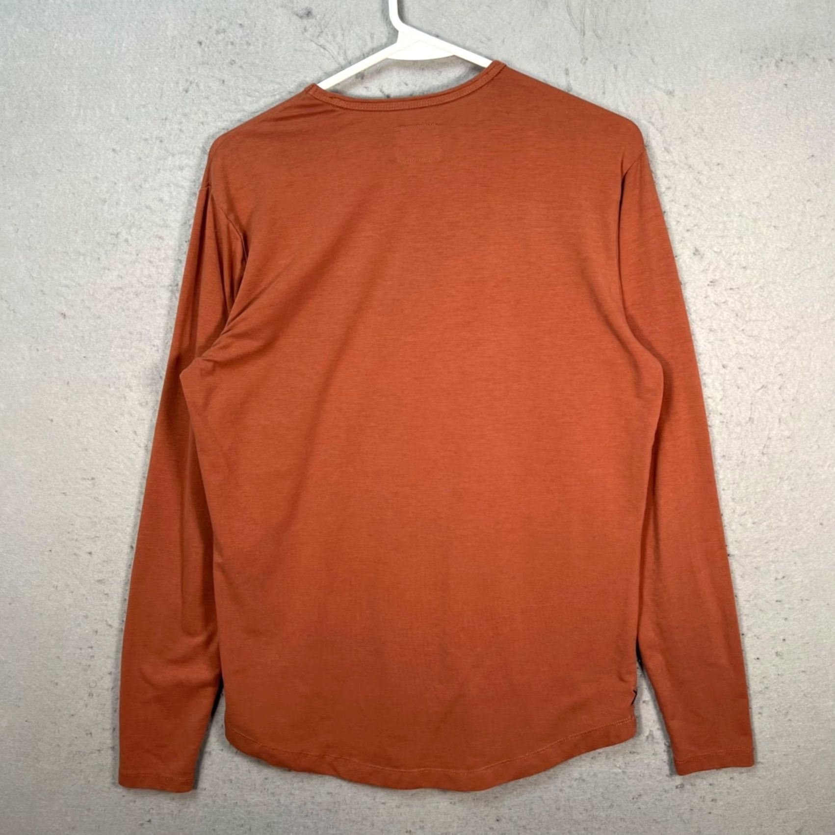 Cuts Cuts Mens T-Shirt Size M Long Sleeve Rust Brown Curved Hem Crew Neck Polyester Blend solid Vintage? No. (Note: Vintage: No) Size US M / EU 48-50 / 2 - 2 Thumbnail