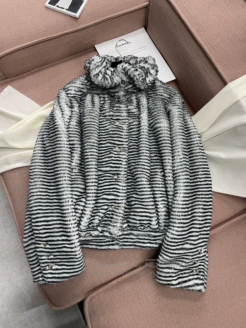 Chanel Chanel Equestrian series striped eco-friendly fur coat Size XS / US 0-2 / IT 36-38 - 1 Thumbnail
