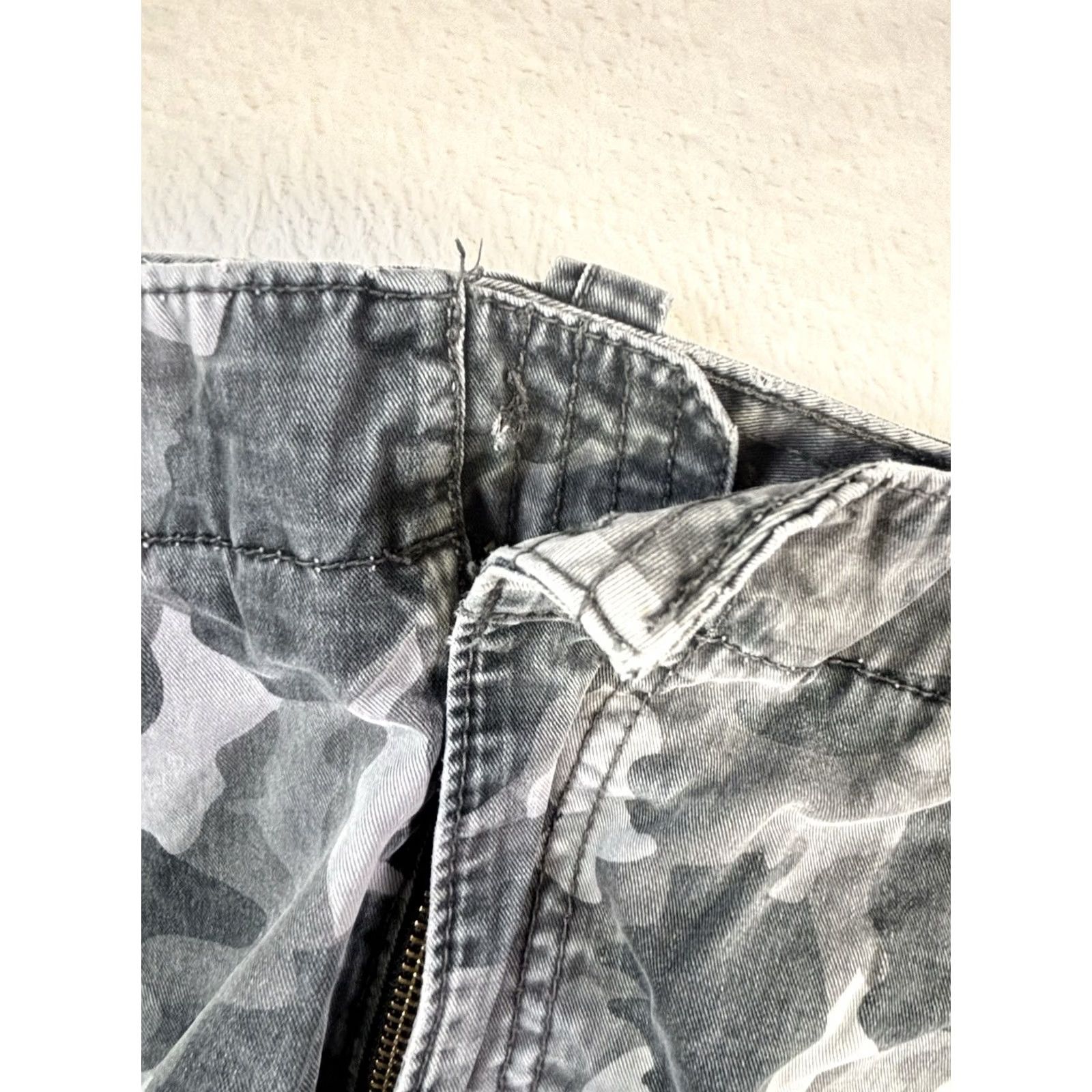 Aeropostale Aeropostale Mens Cargo Shorts 31 Camo Army Green Canvas 10 Inseam Belt Loops Pockets Med Heavyweight Casual Workwear Shirt? Size US 31 - 4 Thumbnail