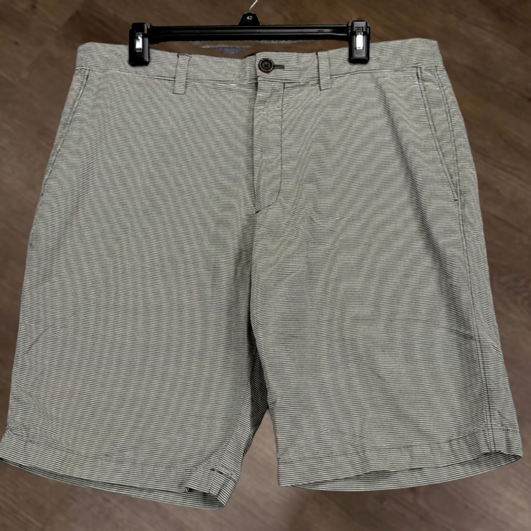 Banana Republic Banana Republic Khakis Shorts Men 34 Black/White Stripe Flat Front Casual Pocket Size US 34 / EU 50 - 1 Thumbnail