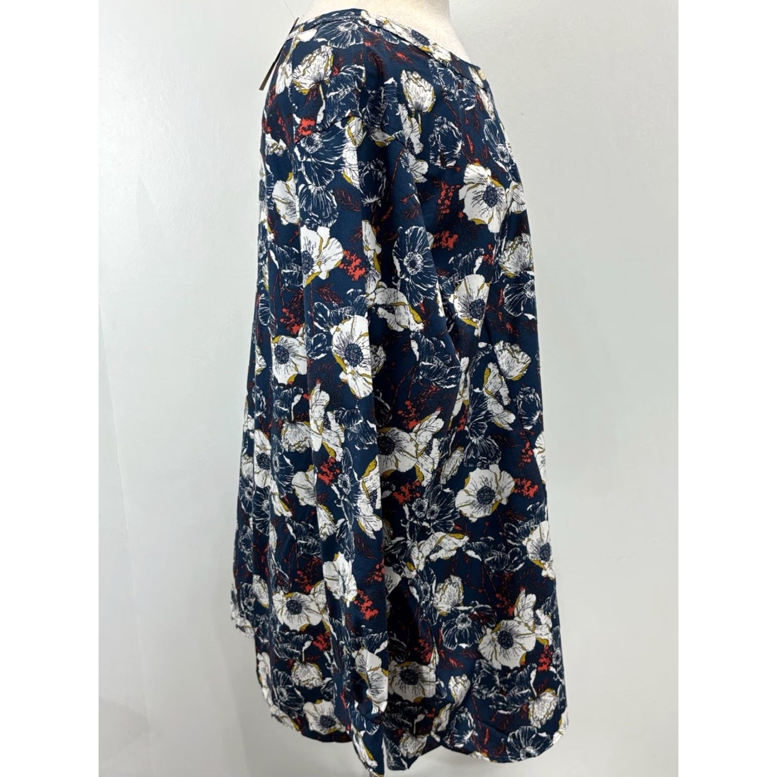 Vintage VINTAGE? No. Duluth Trading Co. Wrinklefighter Tunic Shirt Womens 4X Blue Floral Print Size XXL / US 16-18 / IT 52-54 - 4 Thumbnail