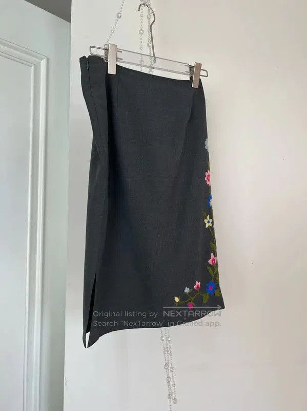 Moschino Moschino Gray Floral Embroidered Skirt . Size 28" / US 6 / IT 42 - 3 Thumbnail