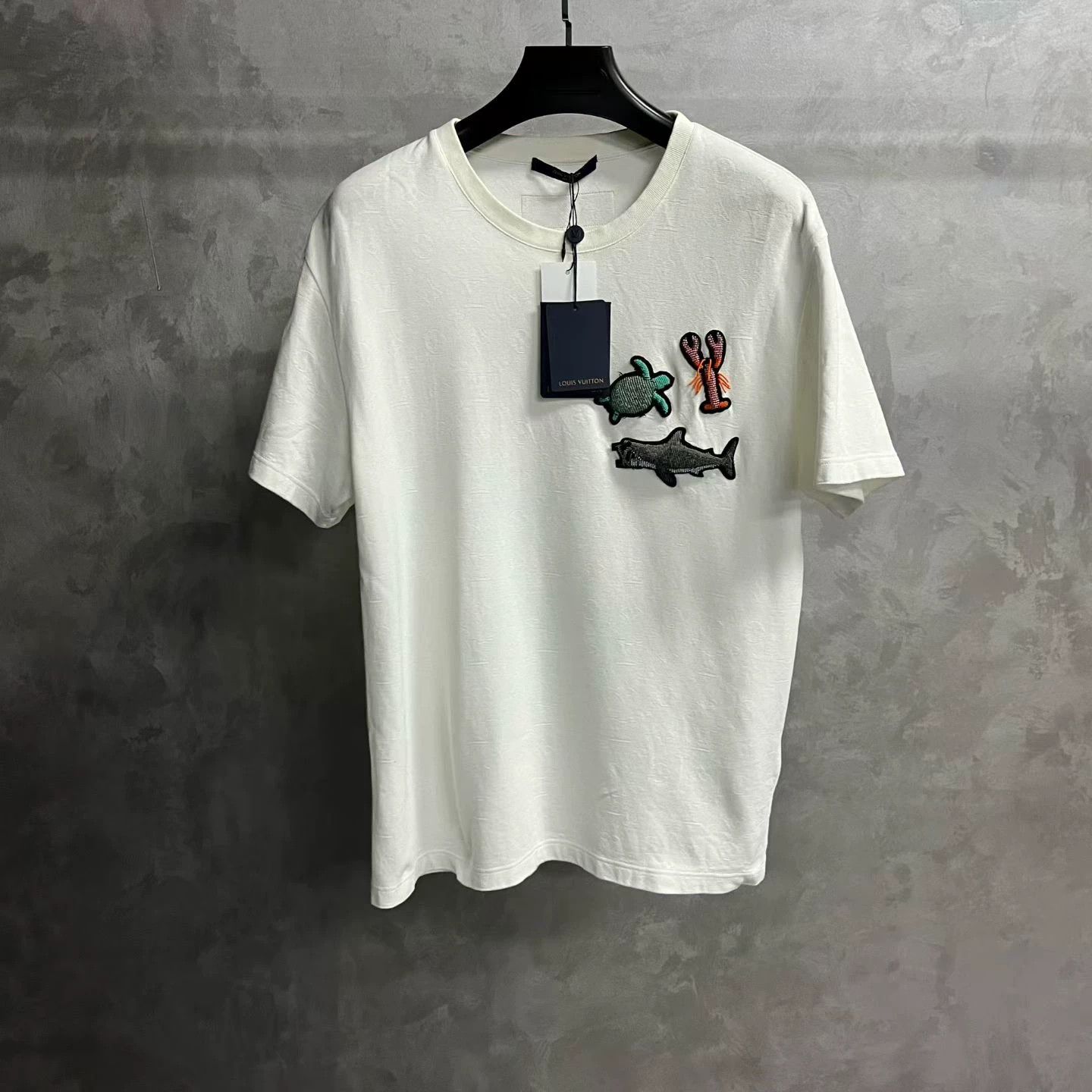 Louis Vuitton Louis Vuitton Printed Graphic White T-Shirt L Women Size L / US 10 / IT 46 - 1 Thumbnail