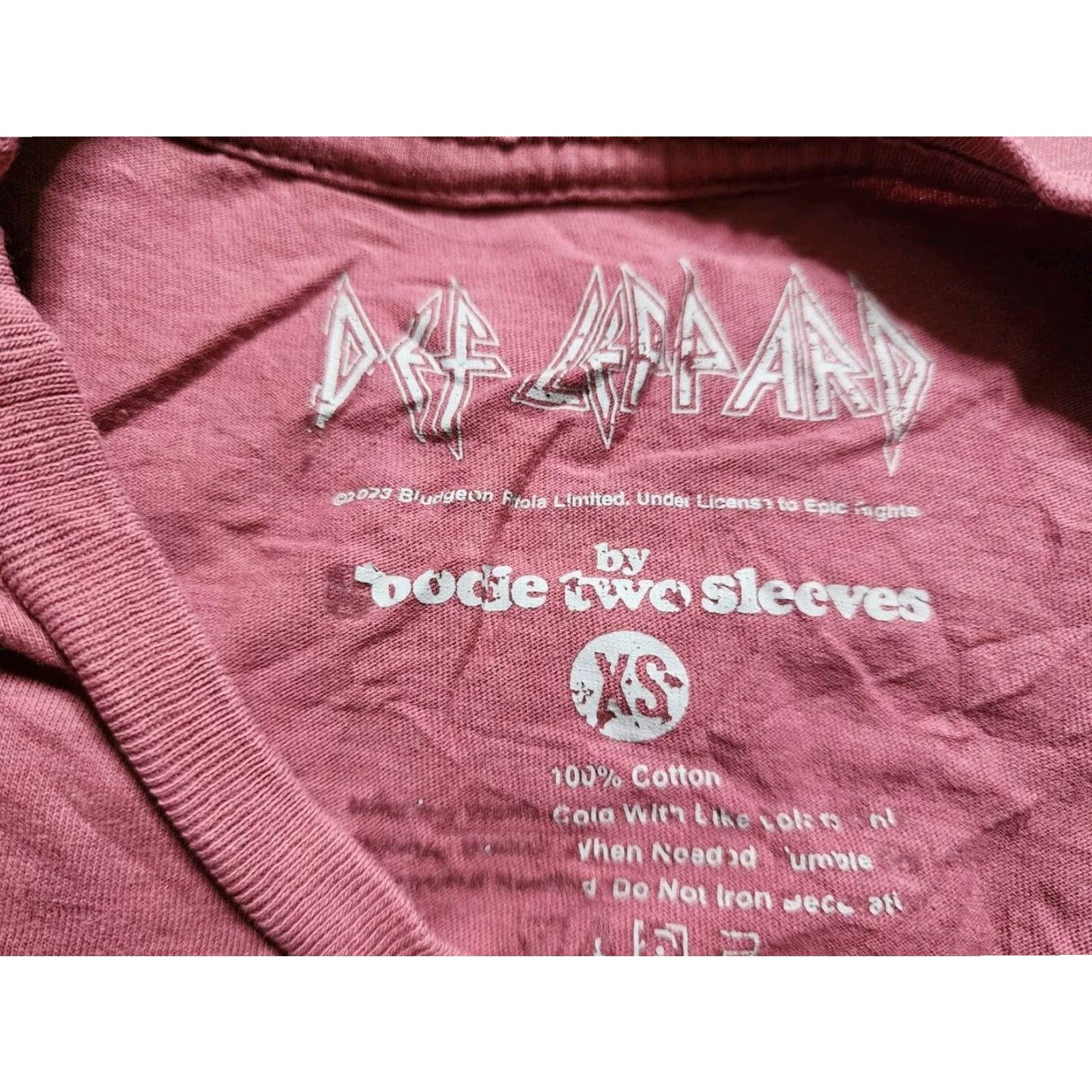 Vintage Goodie Two Sleeves Def Leppard Rock T Shirt Womens XS Pink Size XS / US 0-2 / IT 36-38 - 4 Thumbnail