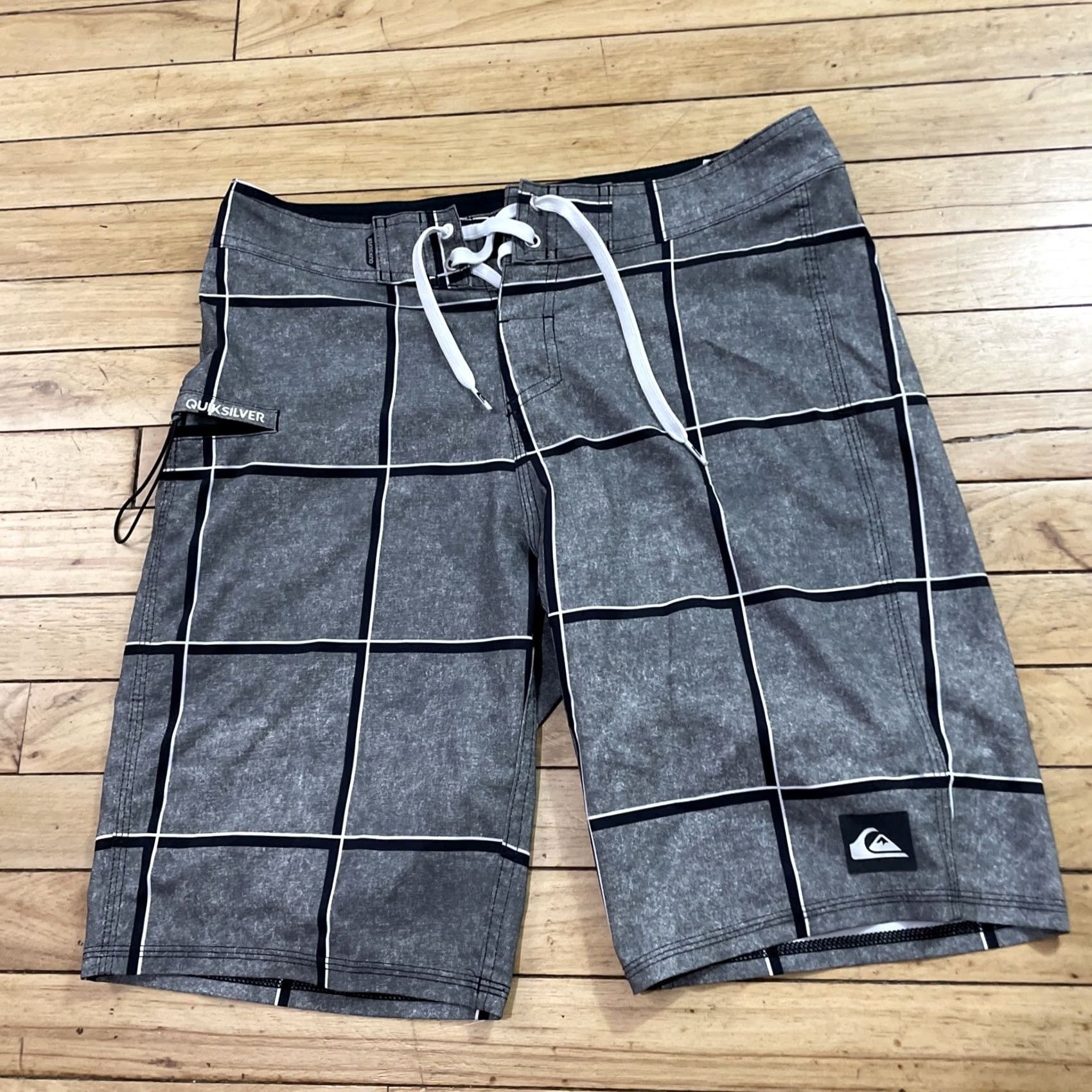 Quiksilver VINTAGE QUIKSILVER Board Shorts Men 30 Gray Black Plaid Active Swim Trunks Surf 30x10 Mens Size US 30 / EU 46 - 3 Thumbnail