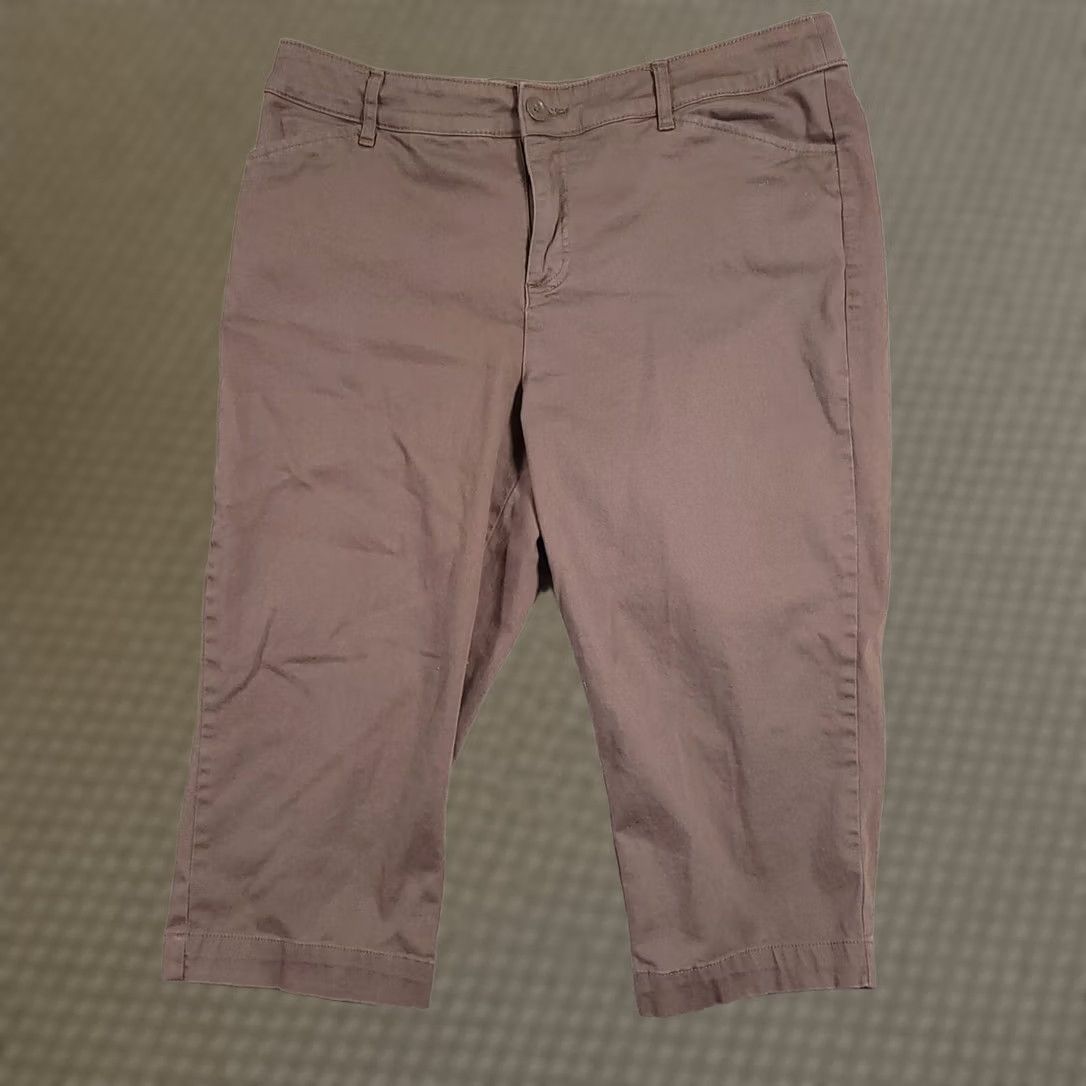 Vintage St. John's Bay Capri Pants Women's 16 Brown Chino Mid-Rise Stretch Pants Capris Slimming Pockets Regular 16 Brown 18in Inseam Mens Womens Girls Boys Size 38" / US 16 / IT 52 - 1 Thumbnail