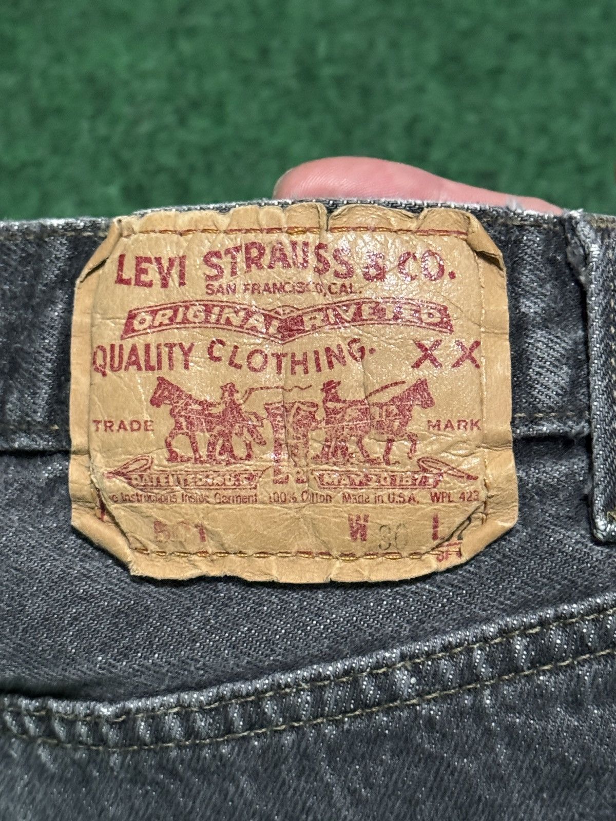 Levi's Vintage Clothing Vintage Levi’s 501 Button Fly Dark 90s 28x30 Black Jeans Size US 28 / EU 44 - 3 Thumbnail