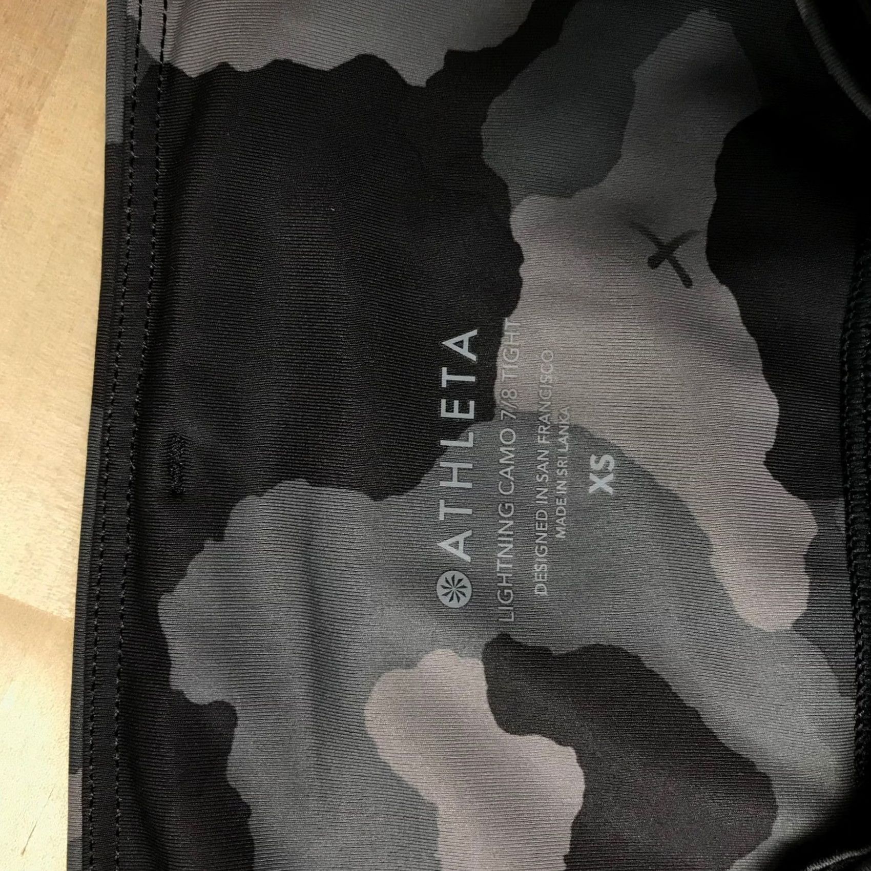 Athleta Athleta Lightning Camo 7/8 Tight Leggings XS Black Grey Activewear Workout Pants Size 26" / US 2 / IT 38 - 7 Thumbnail