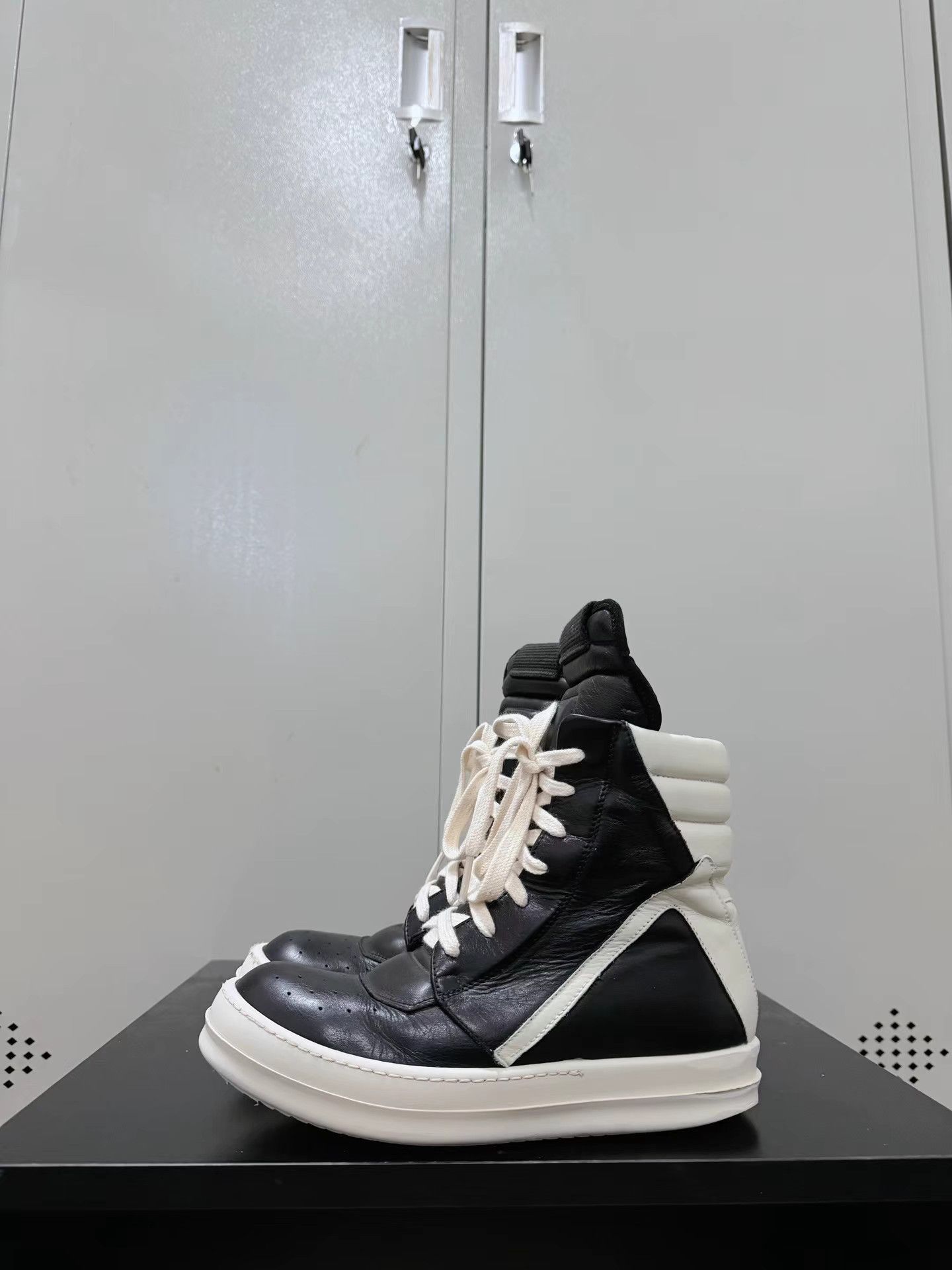 Rick Owens Rick Owens black and white reverse triangle sneakers Size US 5 / IT 35 - 6 Thumbnail