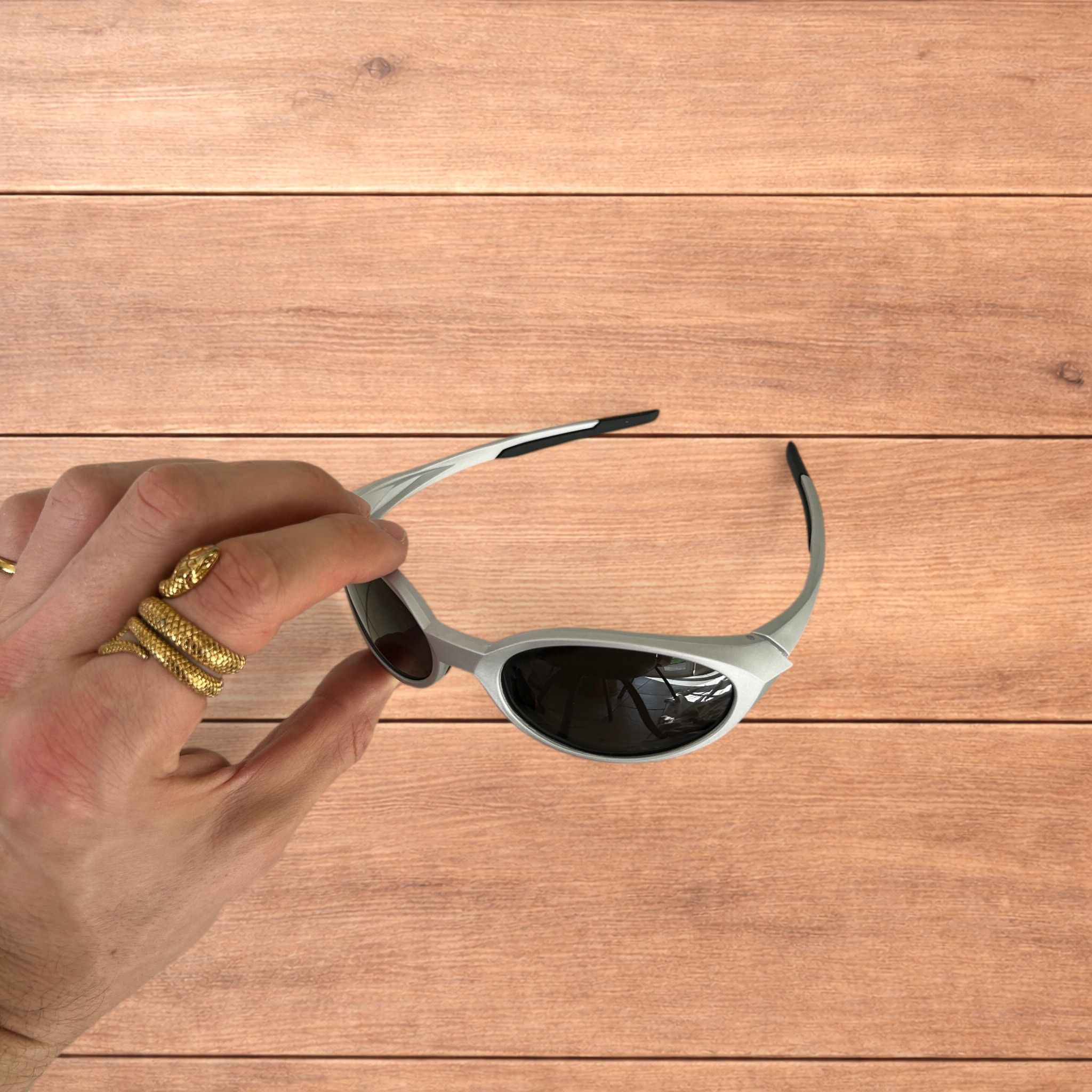 Japanese Brand Mirrored polarised sunglasses in silver with black lens. Size ONE SIZE - 6 Thumbnail
