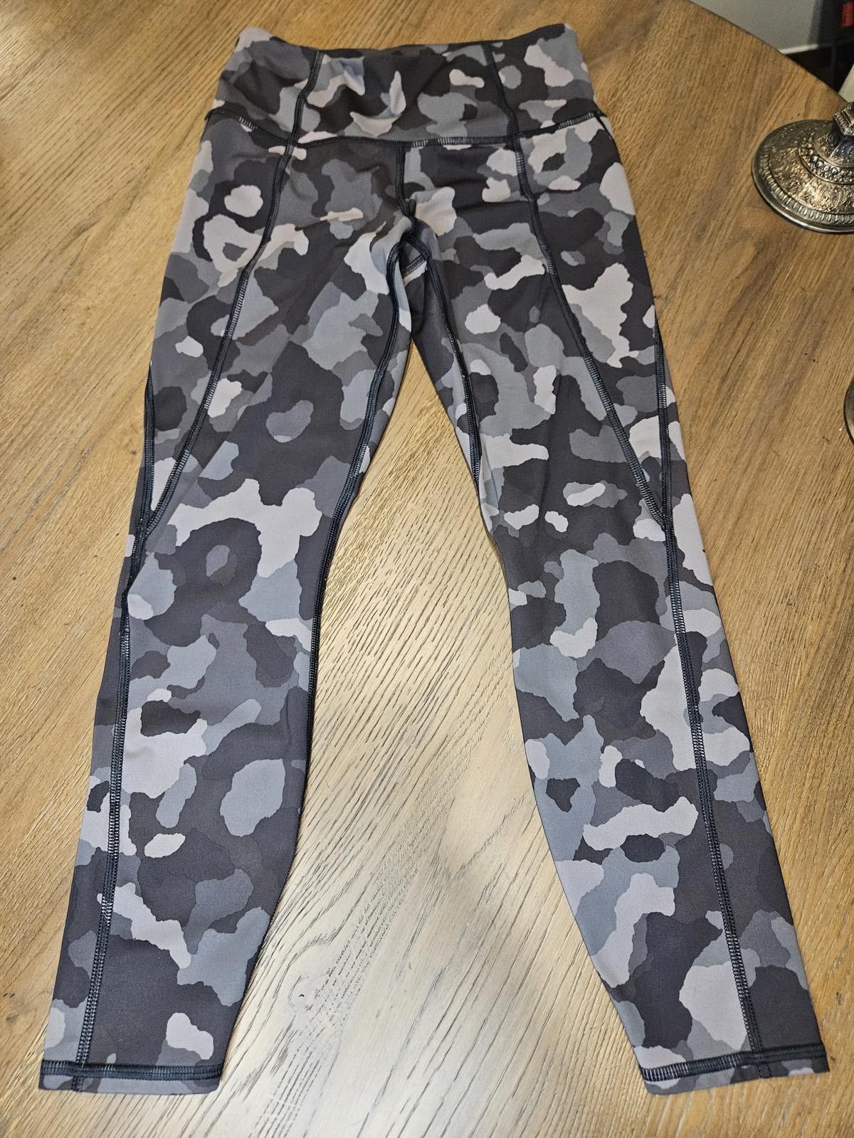 Designer Athleta Stylish Camouflage Workout Leggings #290 Size 26" / US 2 / IT 38 - 1 Thumbnail