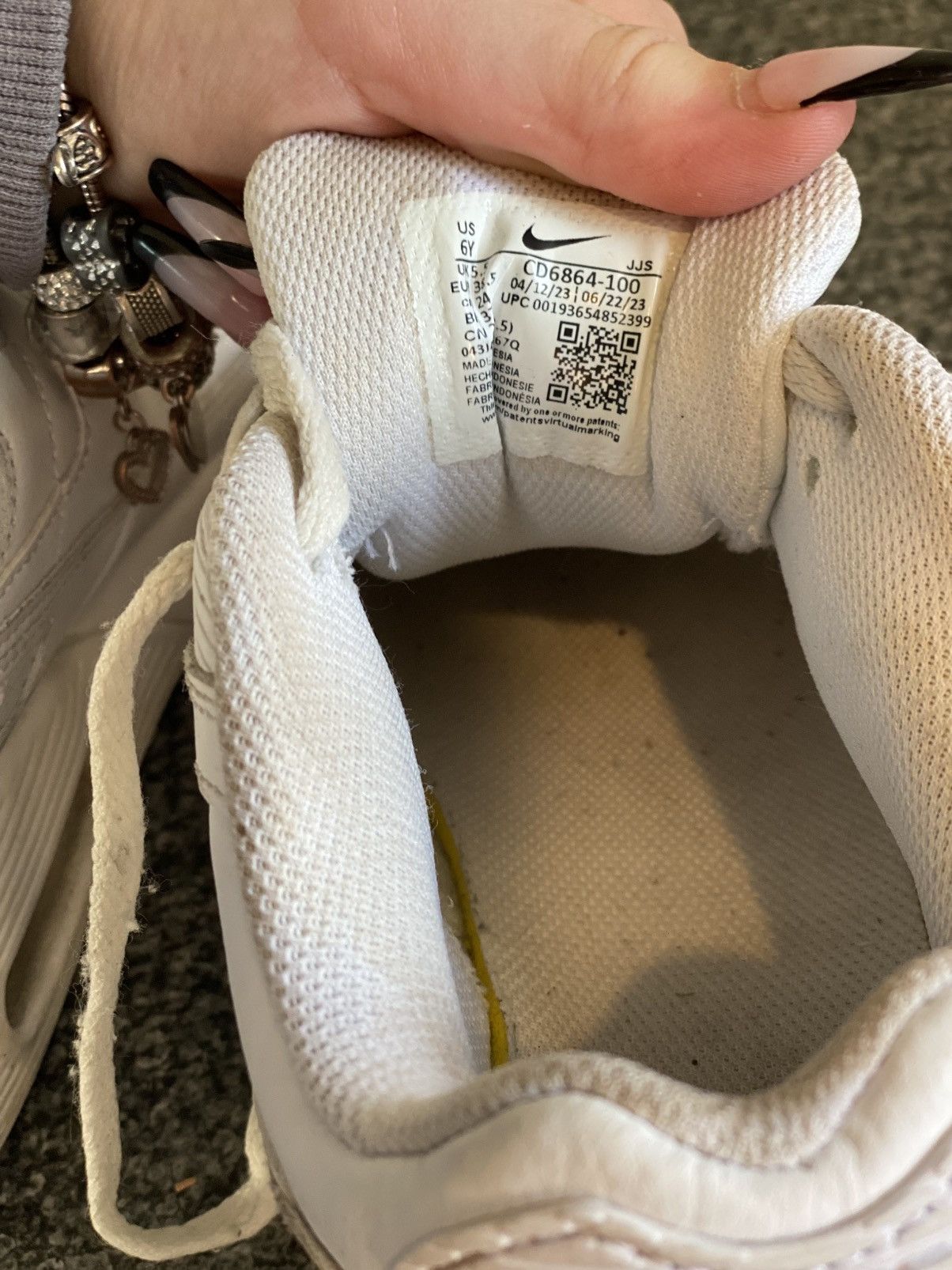 Nike Woman’s air maxes Size US 7 / IT 37 - 4 Thumbnail