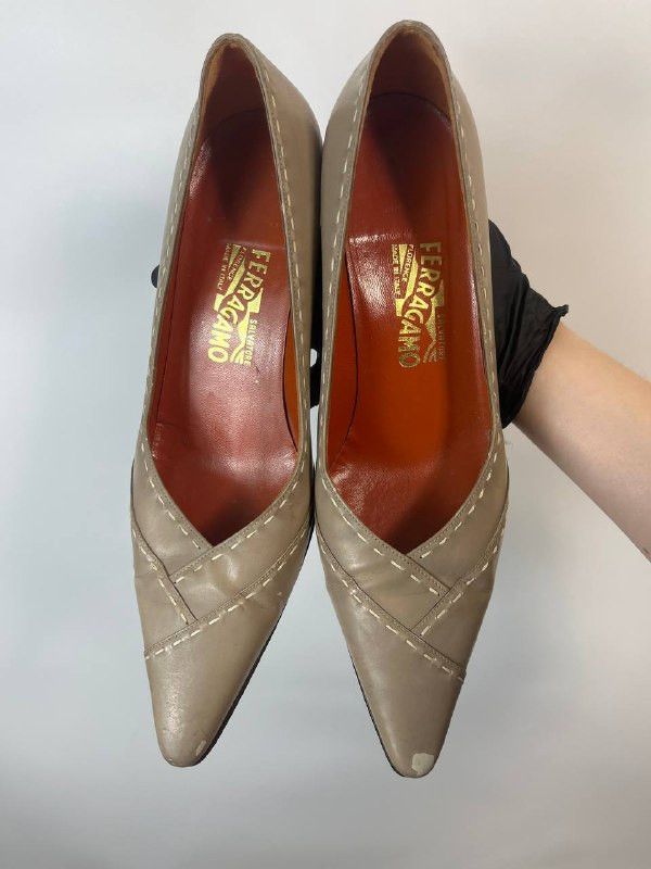 Salvatore Ferragamo SALVATORE FERRAGAMO WOMENS VITAGE LEATHER LOW HEEL SIZE 9 B Size US 9 / IT 39 - 2 Thumbnail