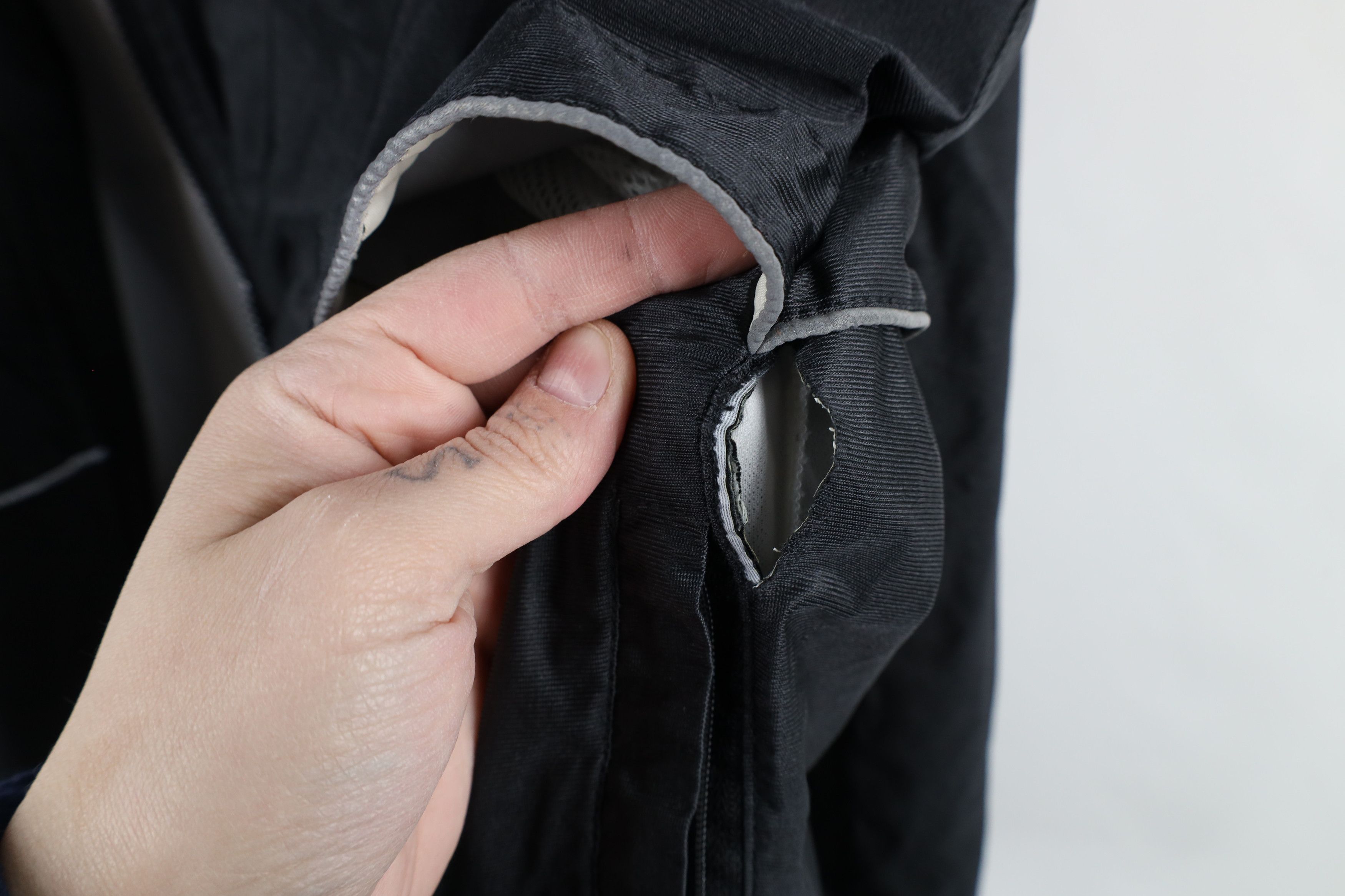 Asics × Vintage Vintage 90s Asics Goretex SpellOut Waterproof Hooded Jacket Size US L / EU 52-54 / 3 - 11 Thumbnail