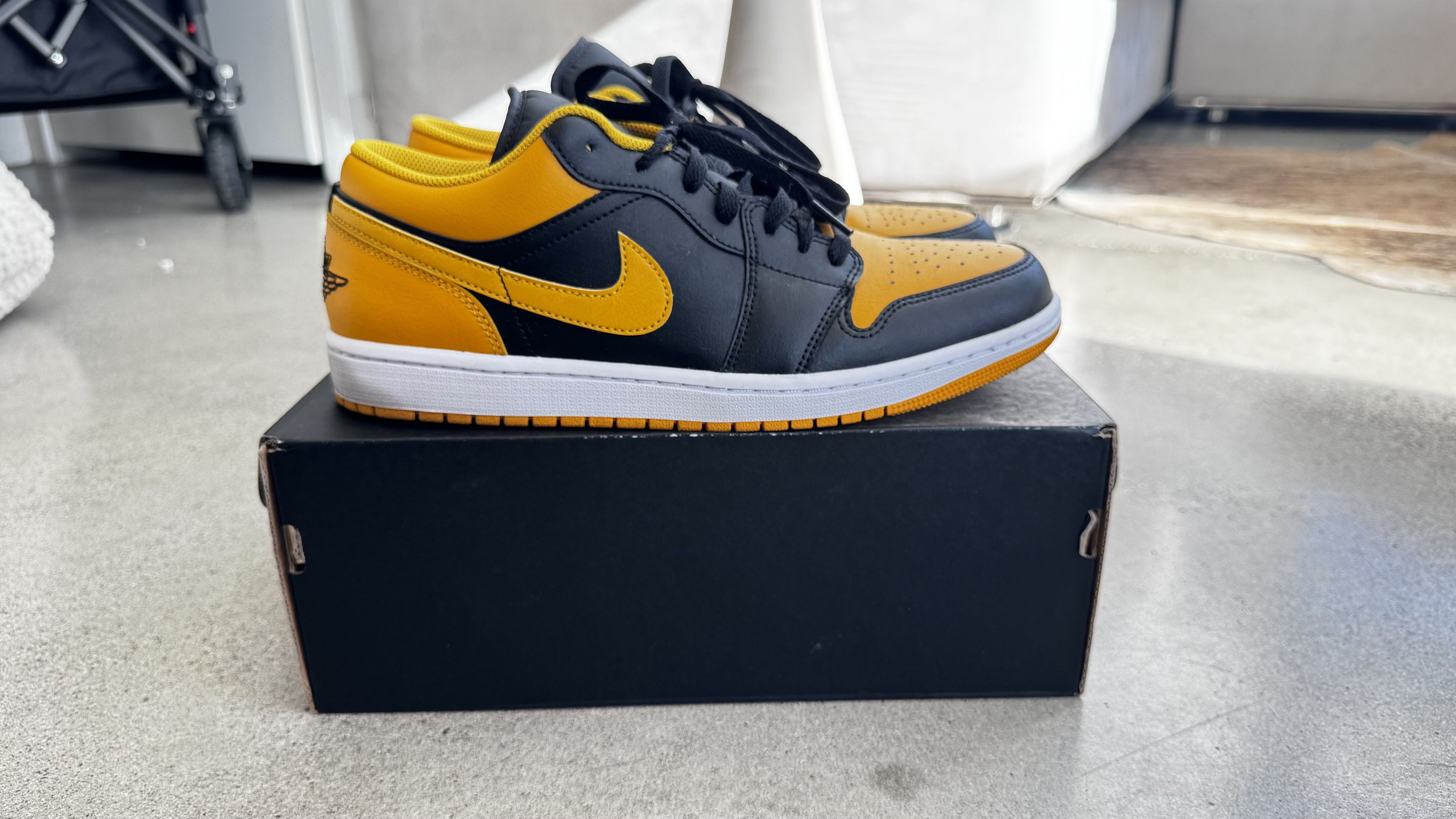 Nike Nike Air Jordan 1 Low Black Taxi Yellow Size 10.5 w/ Box Size US 10.5 / EU 43-44 - 4 Thumbnail