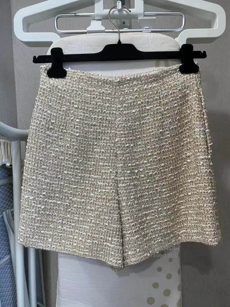 Valentino Valentino Gold shorts, classic little fragrance design Size 37" - 2 Thumbnail