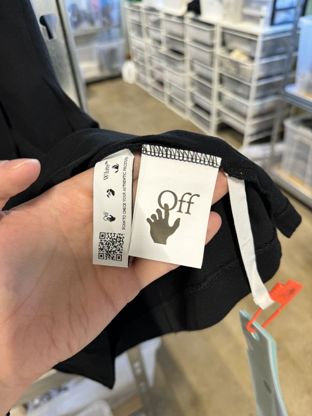 Off-White Off-White Spray Helvetica Embroidery T-shirt NEW 500$ Retail Size US M / EU 48-50 / 2 - 4 Thumbnail
