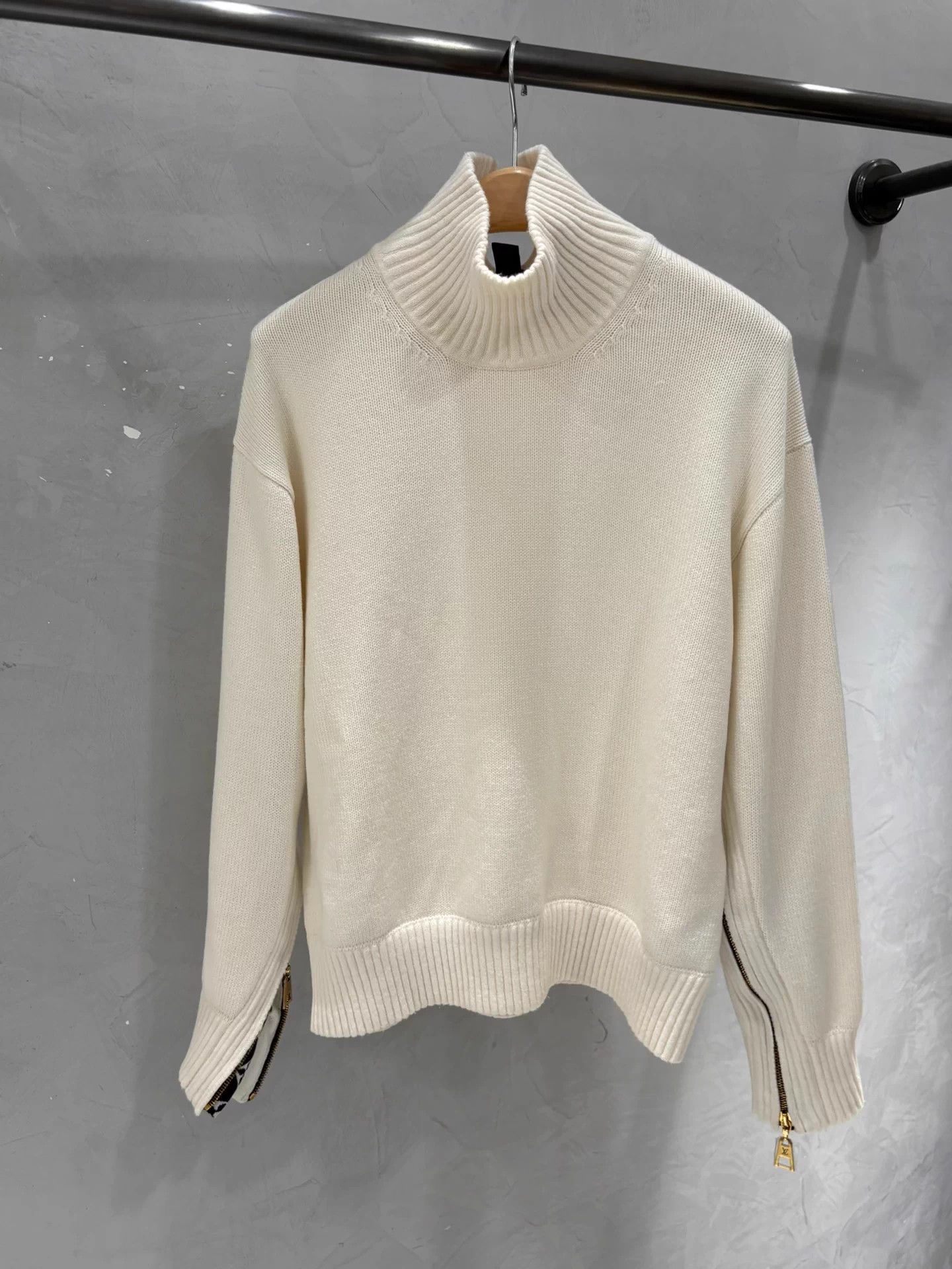 Louis Vuitton LV mint white turtleneck cashmere monogram sweater XXS Size US XXS / EU 40 - 1 Thumbnail