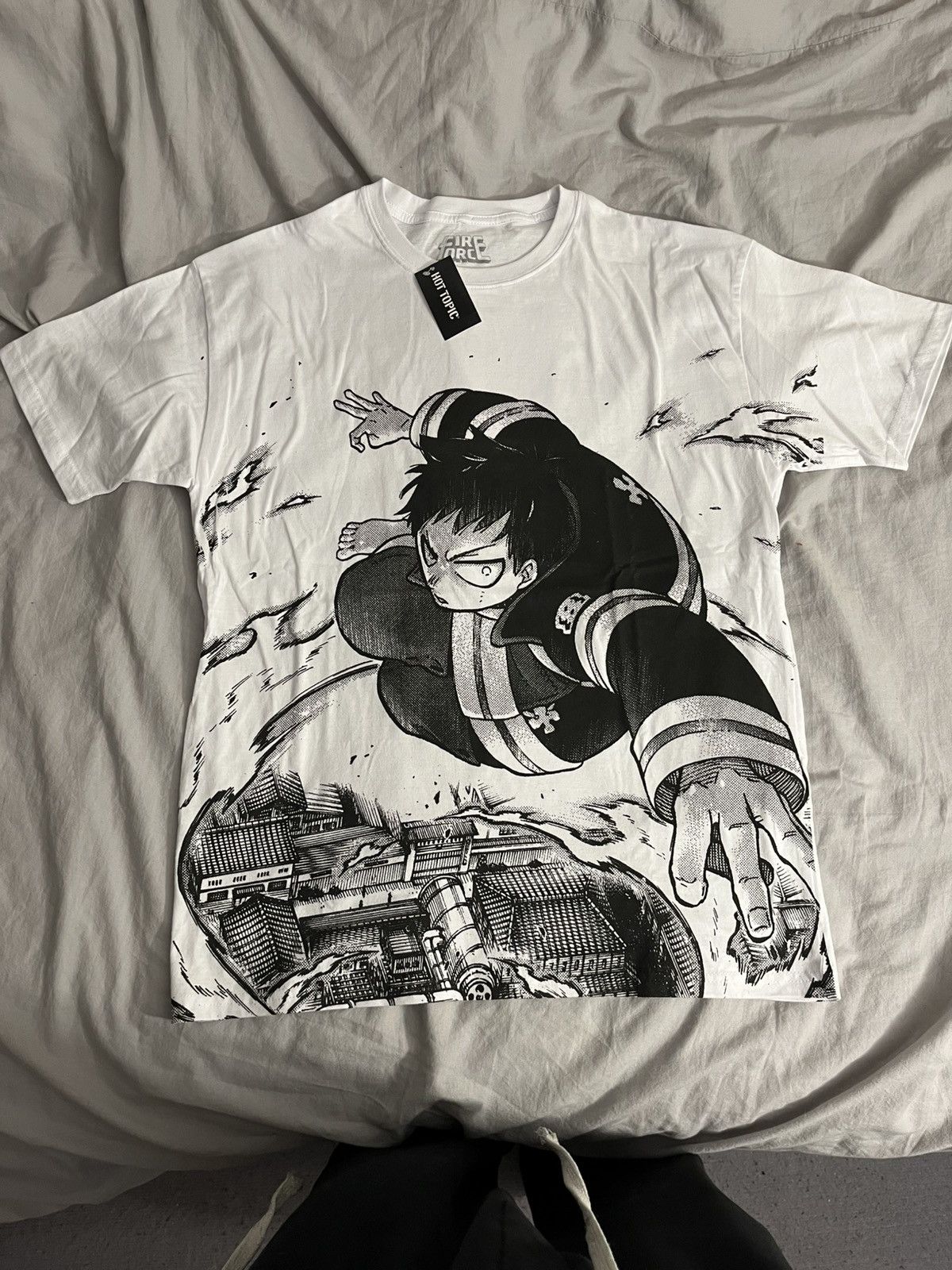 Hot Topic Fire force shinra tee white Size US L / EU 52-54 / 3 - 1 Thumbnail