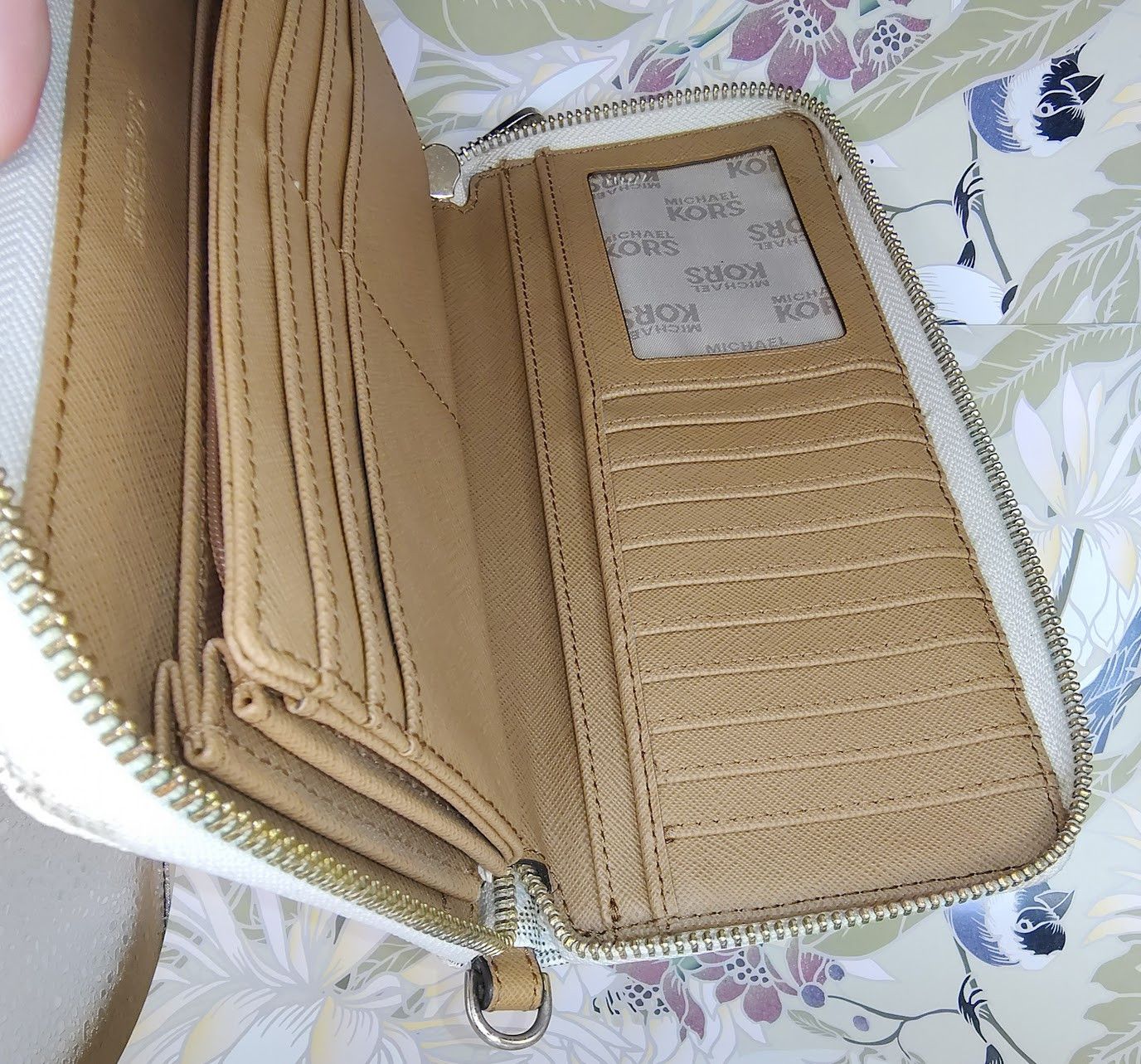 Michael Kors Michael Kors Wallet in the vanilla signature-print canvas. Size ONE SIZE - 9 Thumbnail