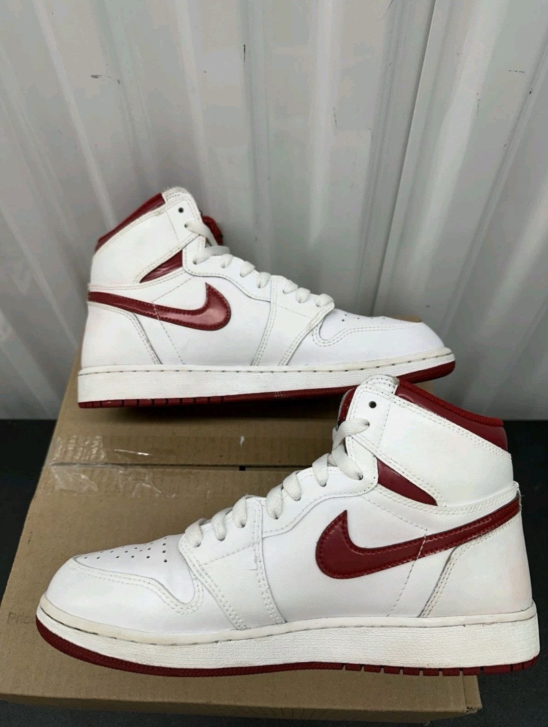 Jordan Brand Nike Air Jordan Retro 1 High OG GS Metallic Red Size 7Y Size US 7 / EU 40 - 4 Thumbnail