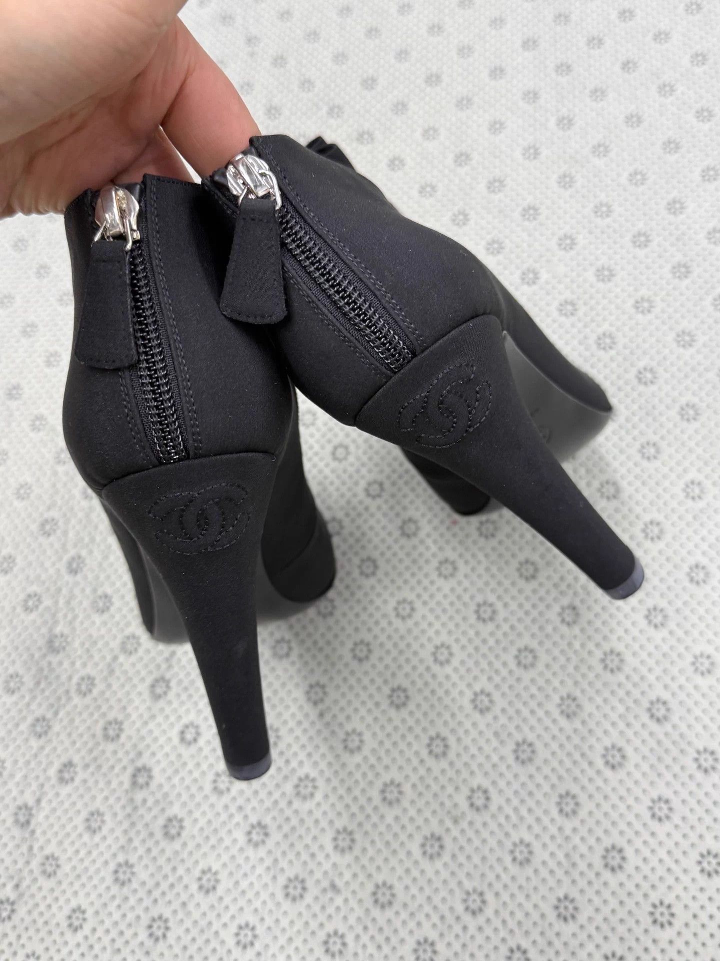 Chanel Chanel Black Bow Crystal Heels 38.5 Size US 7.5 / IT 37.5 - 4 Thumbnail