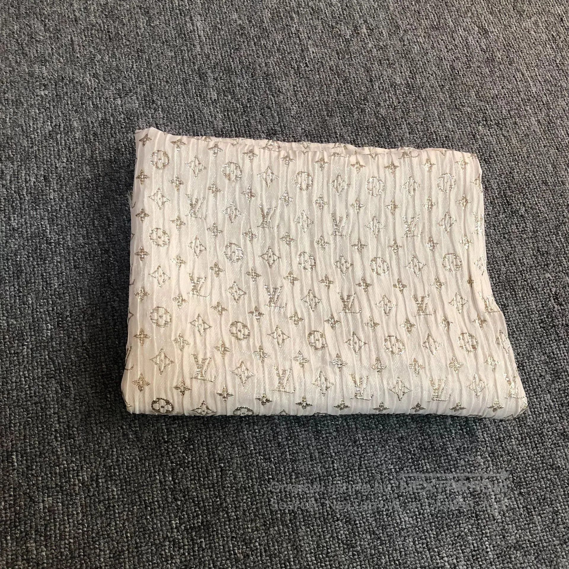 Louis Vuitton Louis Vuitton White Sequin Silk Scarf. Size ONE SIZE - 6 Thumbnail