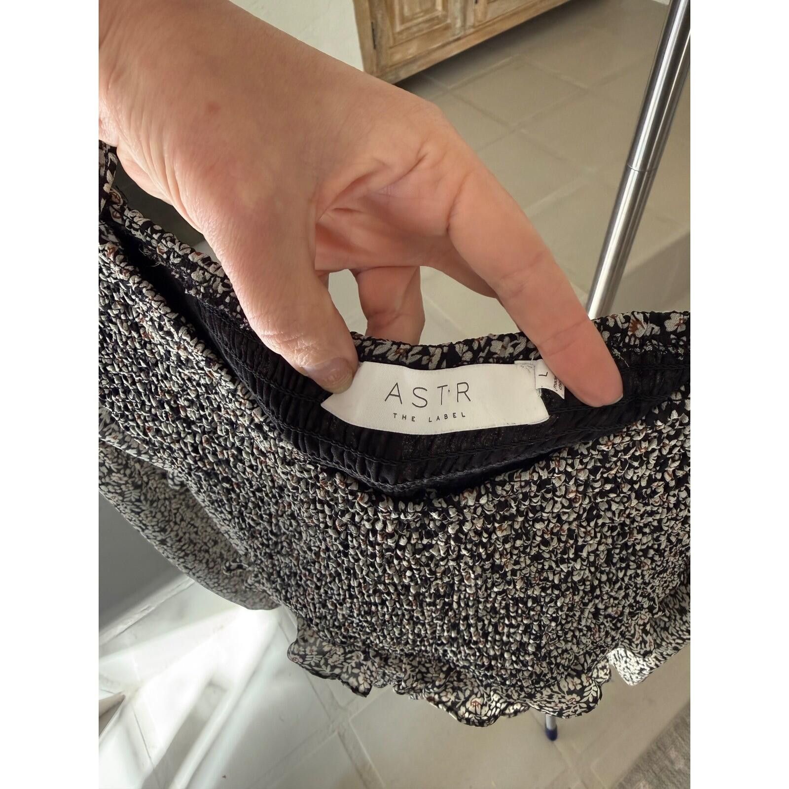 Other ASTR The Label Black Floral Smocked Sweetheart Blouse L Size L / US 10 / IT 46 - 3 Thumbnail