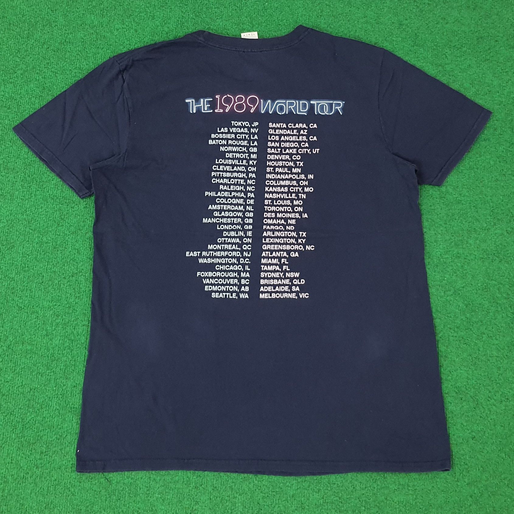 Band Tees Vintage Taylor Swift The 1989 World Tour Tees C223N84 Size US L / EU 52-54 / 3 - 3 Thumbnail